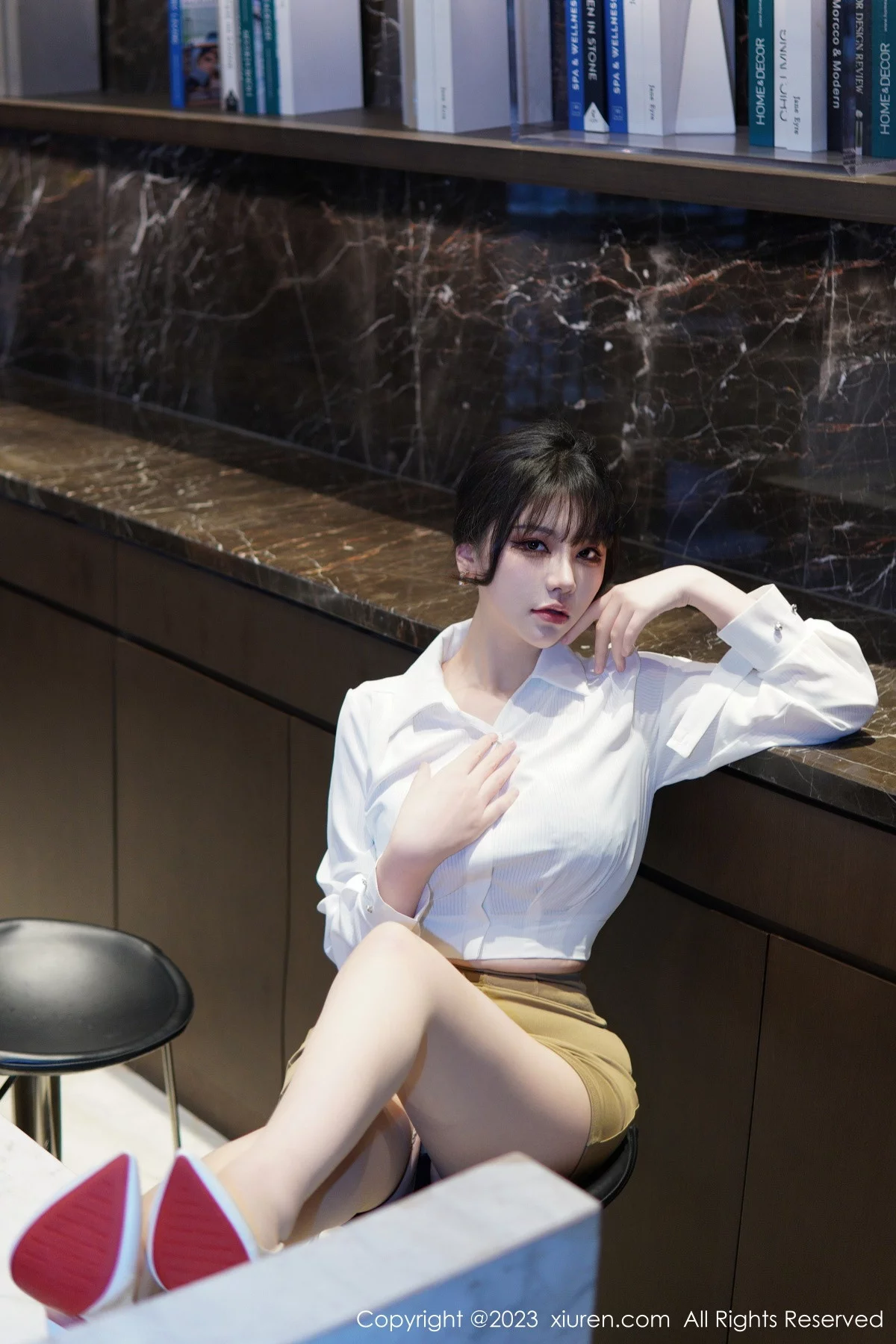 [[XiuRen秀人网]秀人网]No.6111_模特桃桃子_性感白T配黄色短裙露蕾丝内衣配开档肉丝诱惑写真86P