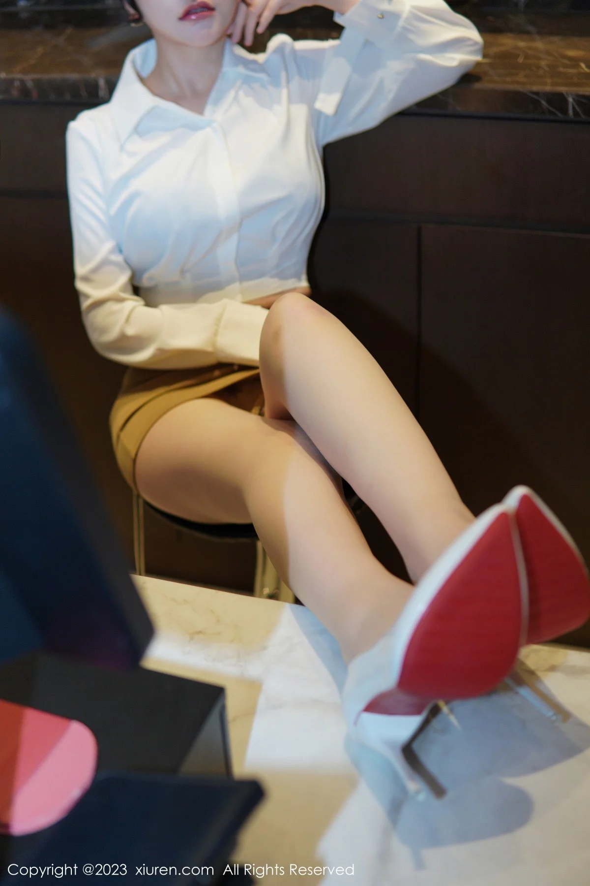 [[XiuRen秀人网]秀人网]No.6111_模特桃桃子_性感白T配黄色短裙露蕾丝内衣配开档肉丝诱惑写真86P