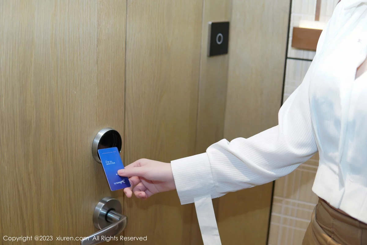 [[XiuRen秀人网]秀人网]No.6111_模特桃桃子_性感白T配黄色短裙露蕾丝内衣配开档肉丝诱惑写真86P