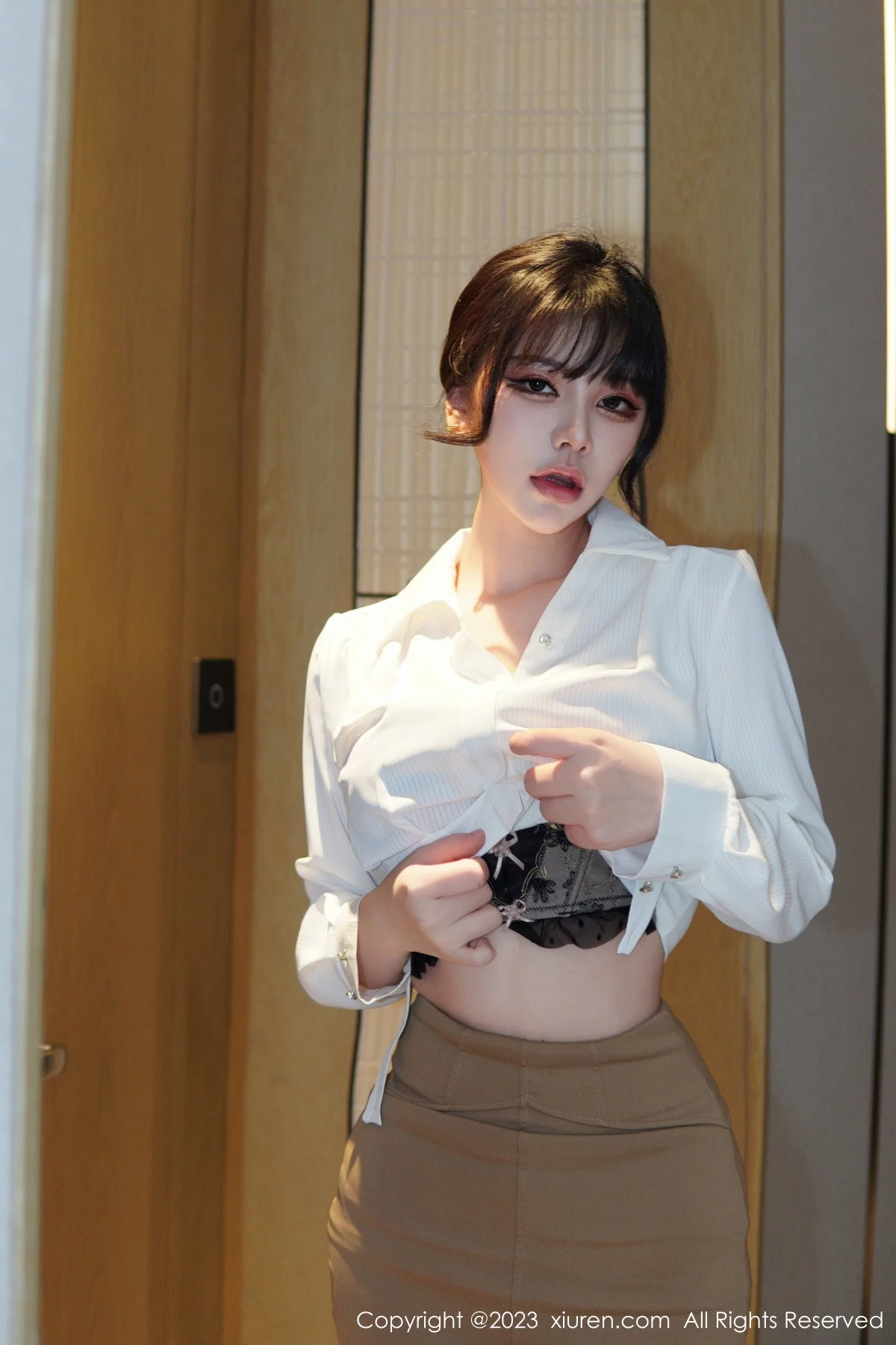 [[XiuRen秀人网]秀人网]No.6111_模特桃桃子_性感白T配黄色短裙露蕾丝内衣配开档肉丝诱惑写真86P