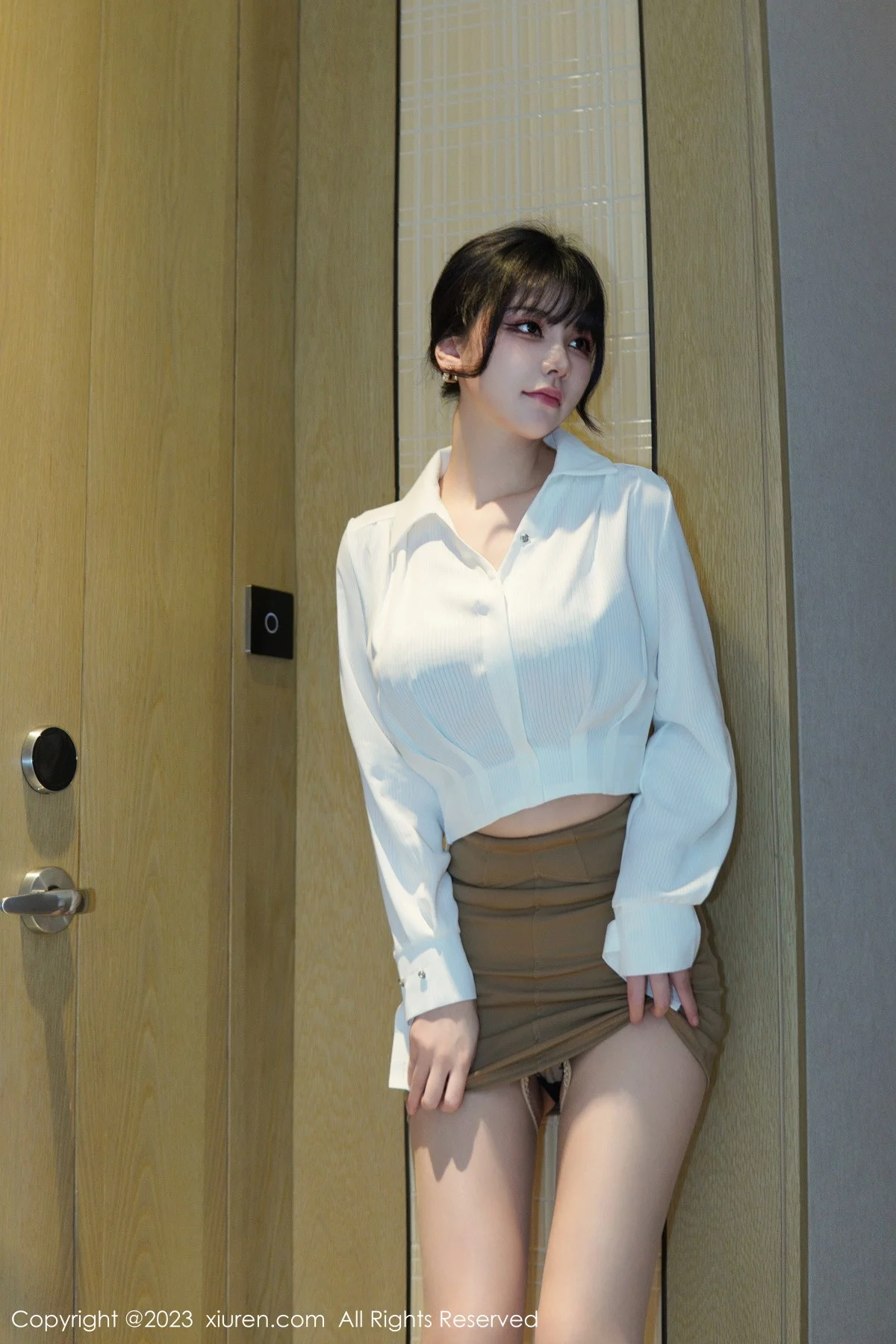 [[XiuRen秀人网]秀人网]No.6111_模特桃桃子_性感白T配黄色短裙露蕾丝内衣配开档肉丝诱惑写真86P