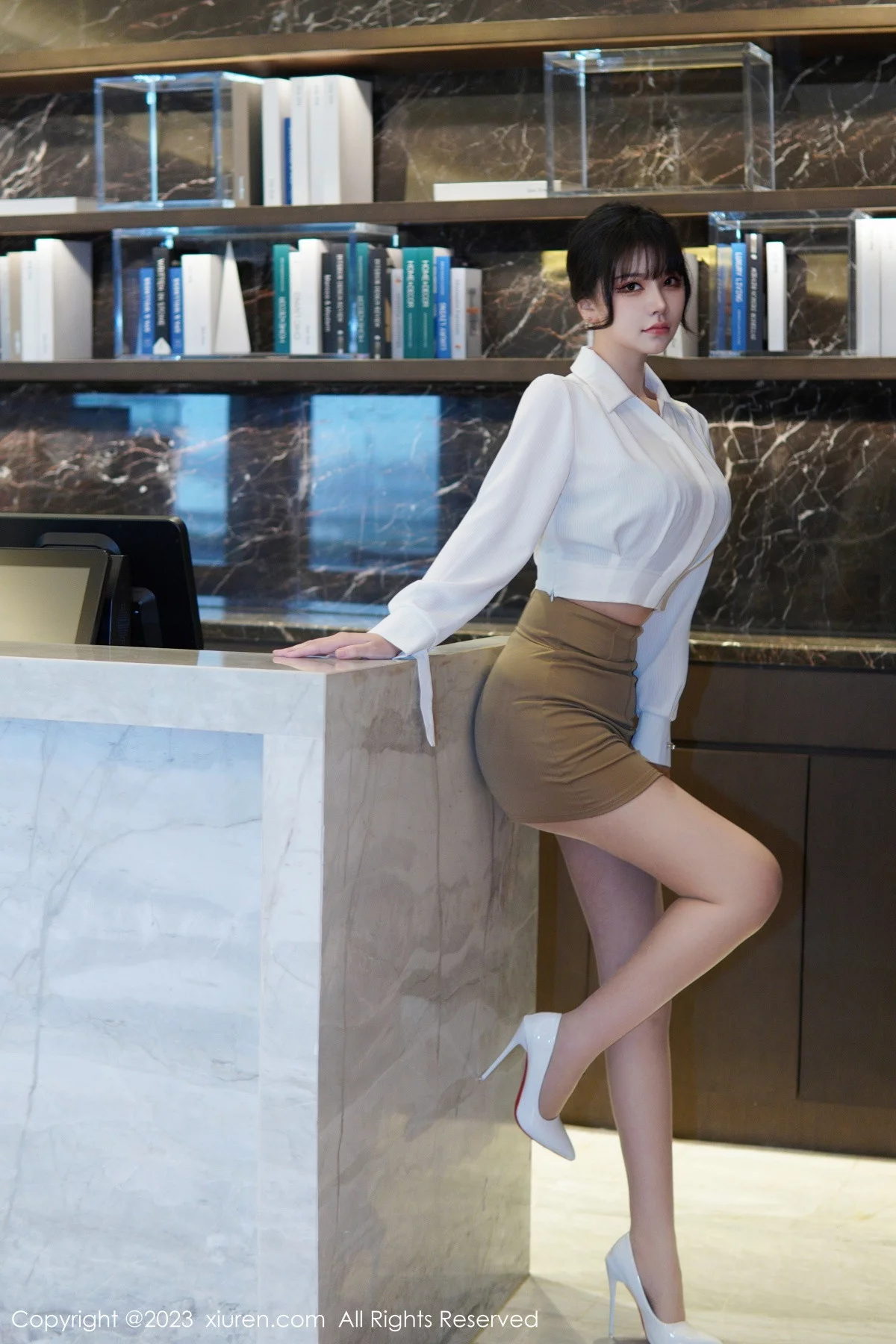 [[XiuRen秀人网]秀人网]No.6111_模特桃桃子_性感白T配黄色短裙露蕾丝内衣配开档肉丝诱惑写真86P