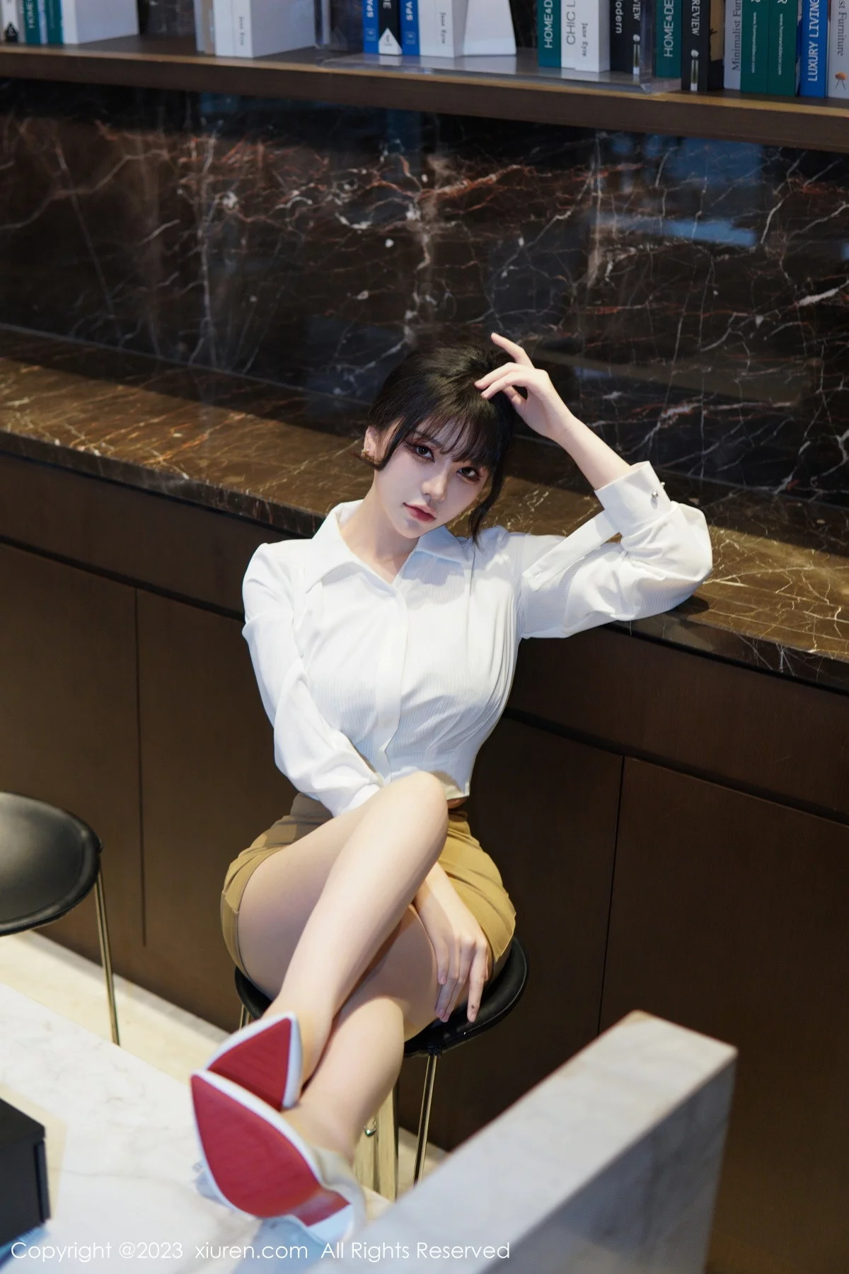 [[XiuRen秀人网]秀人网]No.6111_模特桃桃子_性感白T配黄色短裙露蕾丝内衣配开档肉丝诱惑写真86P