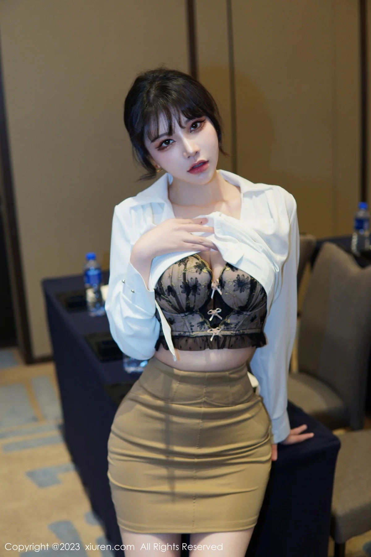 [[XiuRen秀人网]秀人网]No.6111_模特桃桃子_性感白T配黄色短裙露蕾丝内衣配开档肉丝诱惑写真86P