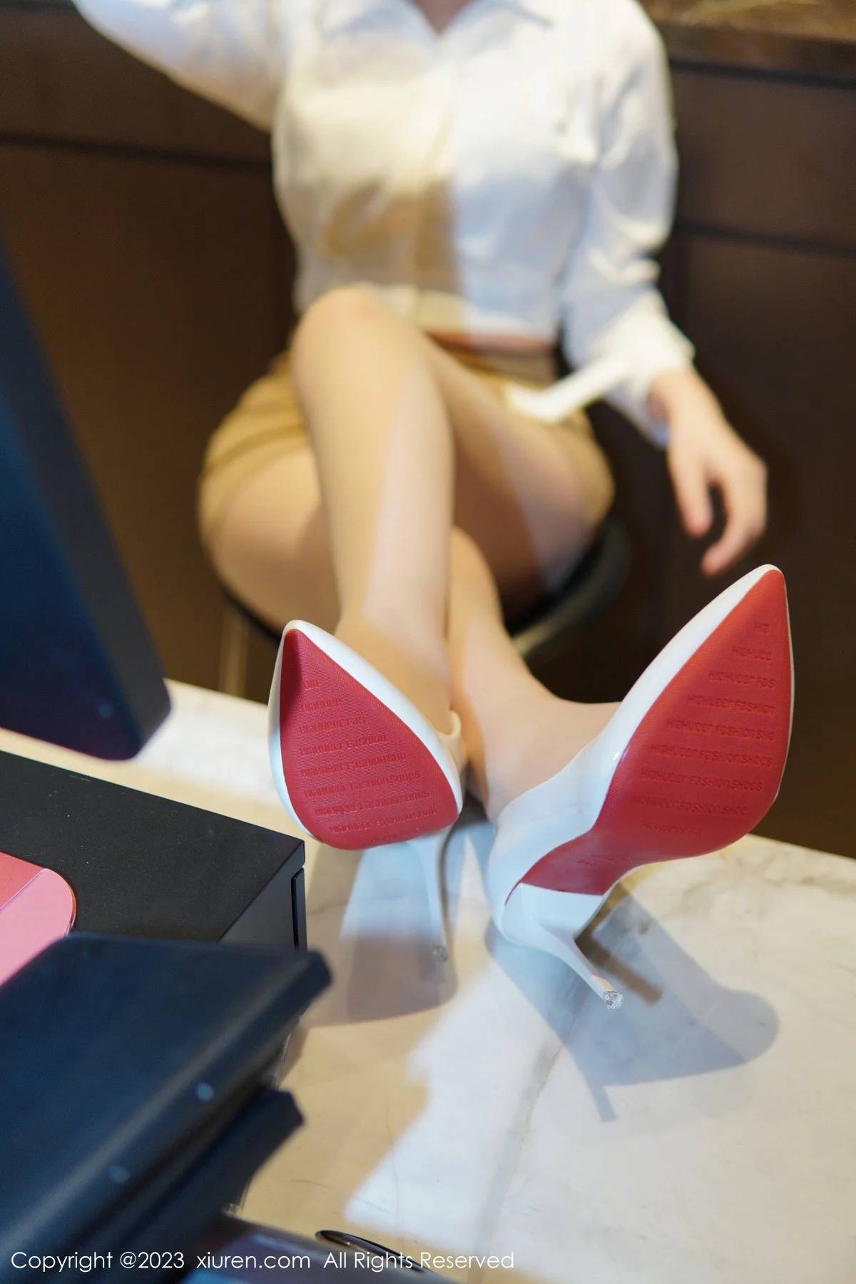 [[XiuRen秀人网]秀人网]No.6111_模特桃桃子_性感白T配黄色短裙露蕾丝内衣配开档肉丝诱惑写真86P