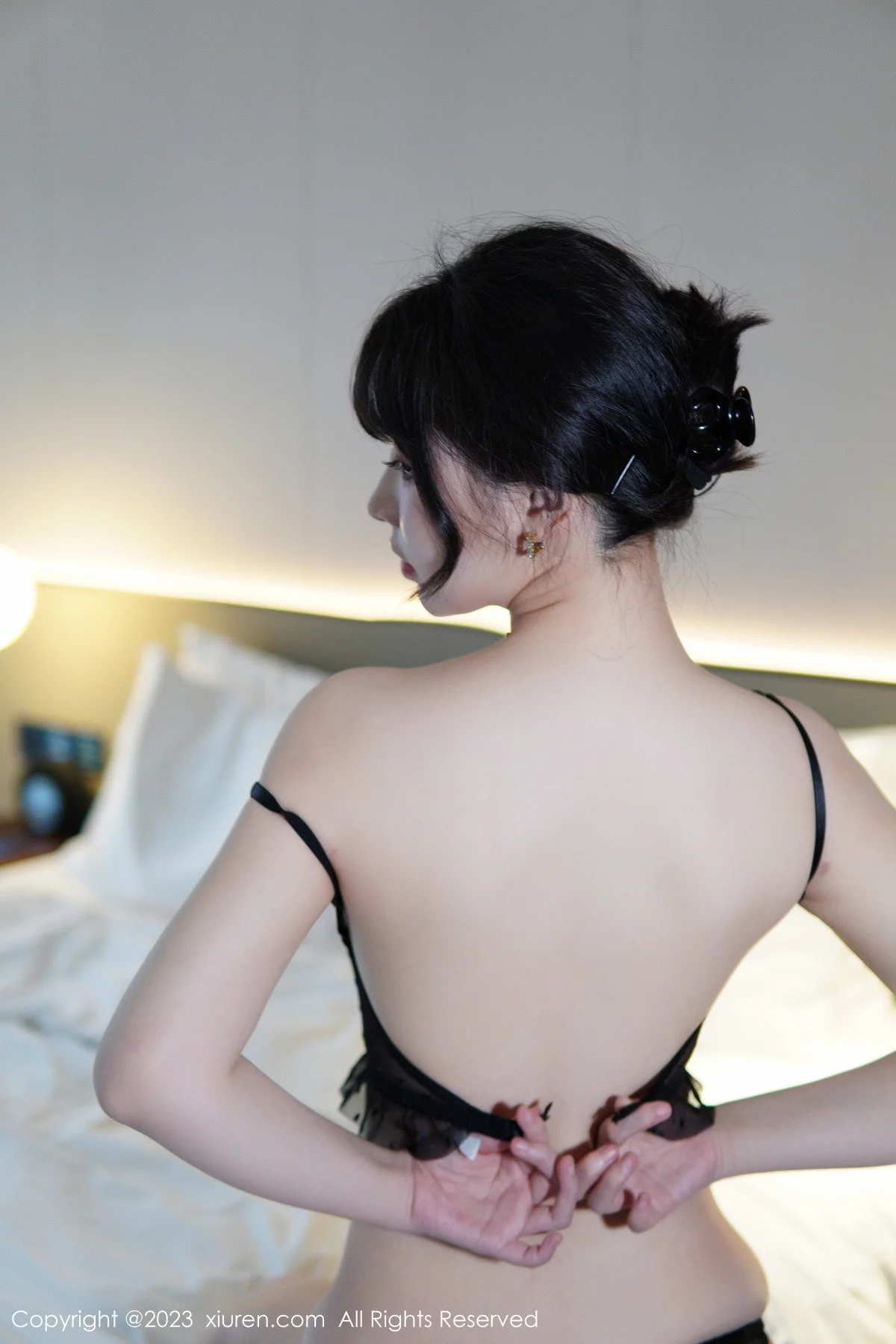 [[XiuRen秀人网]秀人网]No.6111_模特桃桃子_性感白T配黄色短裙露蕾丝内衣配开档肉丝诱惑写真86P