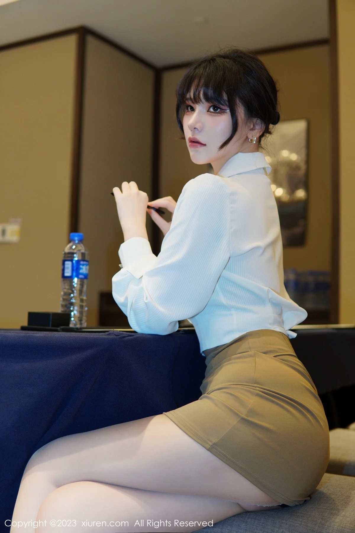 [[XiuRen秀人网]秀人网]No.6111_模特桃桃子_性感白T配黄色短裙露蕾丝内衣配开档肉丝诱惑写真86P