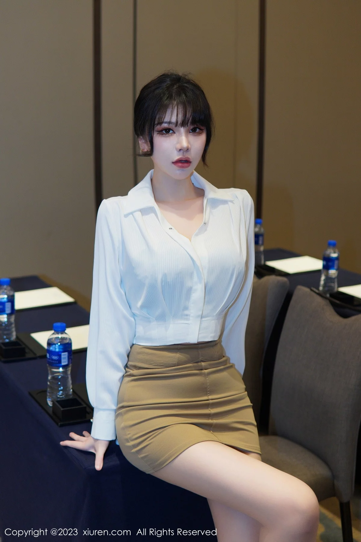 [[XiuRen秀人网]秀人网]No.6111_模特桃桃子_性感白T配黄色短裙露蕾丝内衣配开档肉丝诱惑写真86P