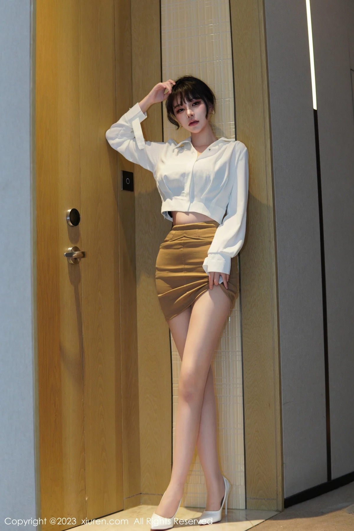 [[XiuRen秀人网]秀人网]No.6111_模特桃桃子_性感白T配黄色短裙露蕾丝内衣配开档肉丝诱惑写真86P