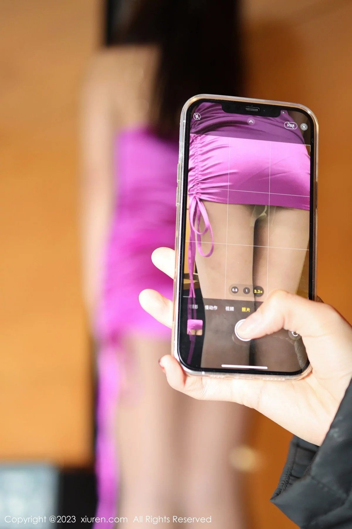 [[XiuRen秀人网]秀人网]No.6116_模特米娜MnaL私房脱紫红色吊带裙露黑色情趣内衣惹火诱惑写真83P