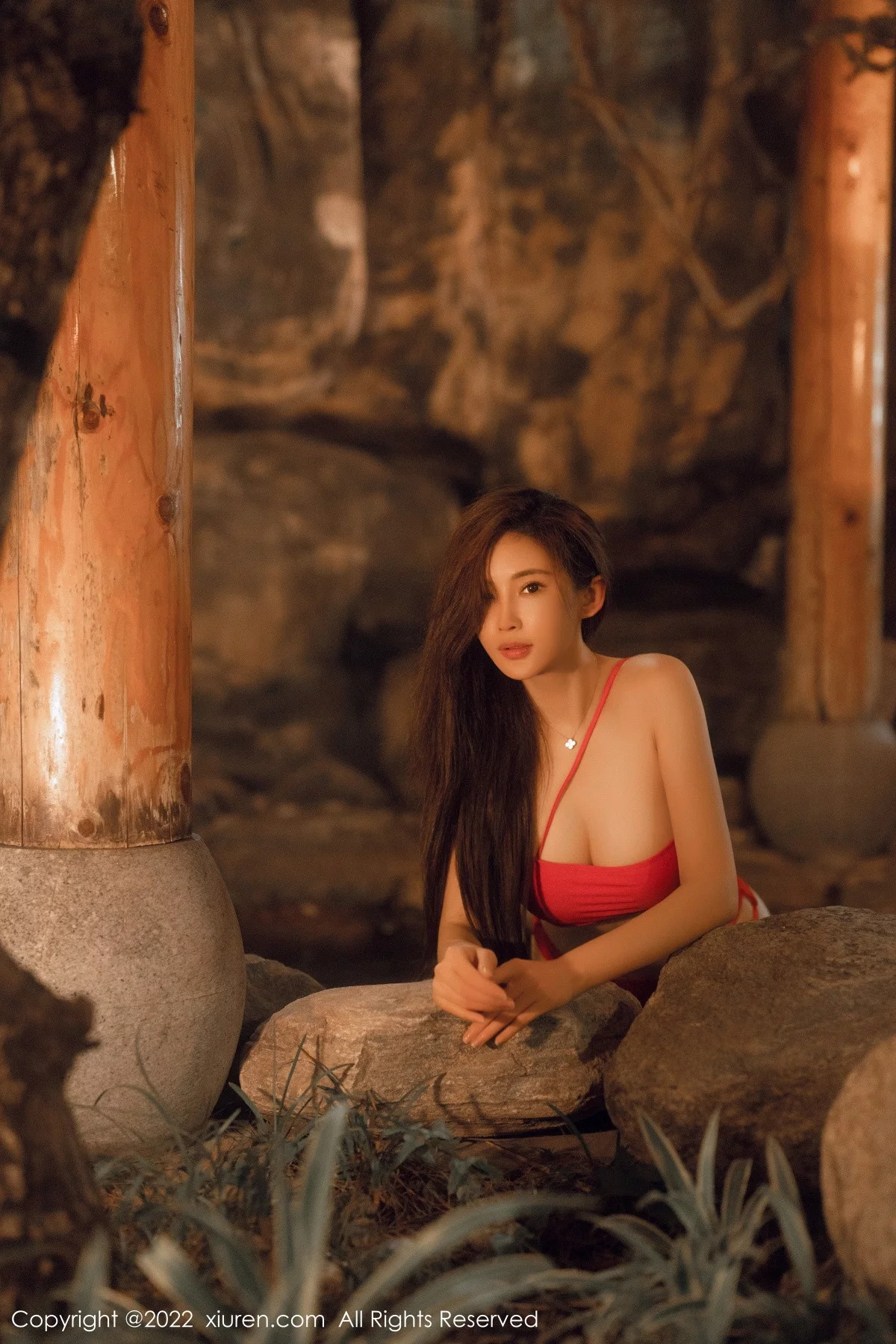 [[XiuRen秀人网]秀人网]No.6014_女神Carol周妍希温泉场景性感红色比基尼秀丰满身材诱惑写真58P