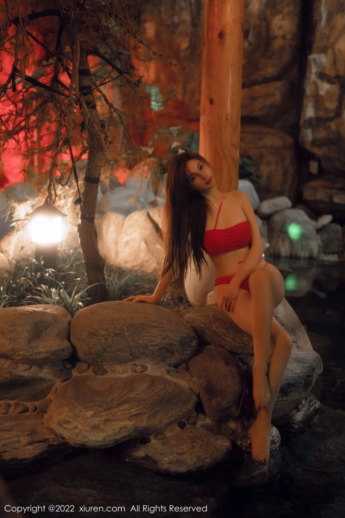 [[XiuRen秀人网]秀人网]No.6014_女神Carol周妍希温泉场景性感红色比基尼秀丰满身材诱惑写真58P