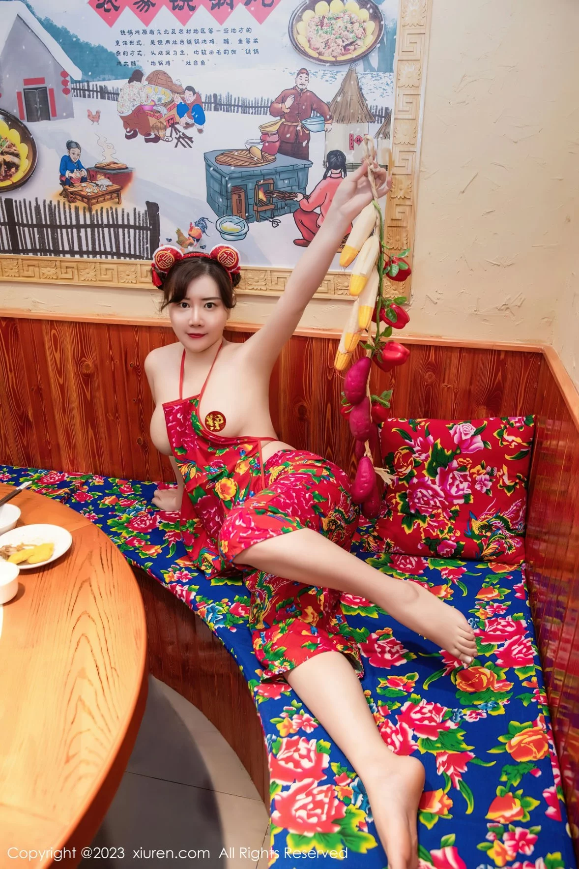 [[XiuRen秀人网]秀人网]No.6121_模特王婉悠Queen餐桌场景东北大花布布兜秀惹火身材诱惑写真51P