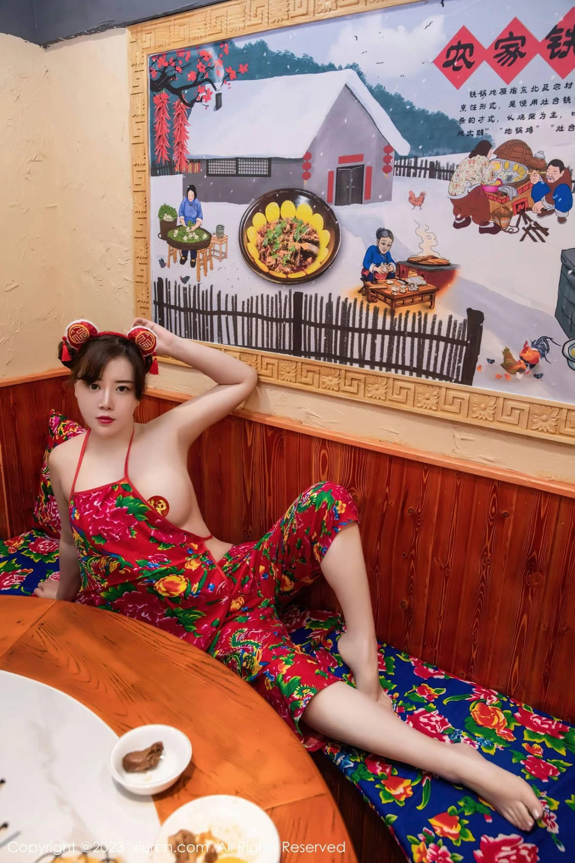 [[XiuRen秀人网]秀人网]No.6121_模特王婉悠Queen餐桌场景东北大花布布兜秀惹火身材诱惑写真51P