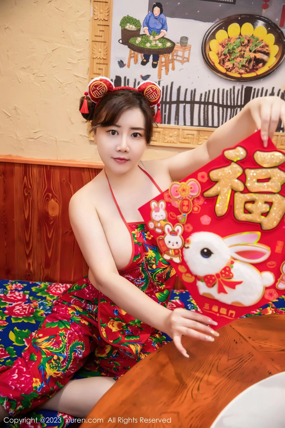 [[XiuRen秀人网]秀人网]No.6121_模特王婉悠Queen餐桌场景东北大花布布兜秀惹火身材诱惑写真51P