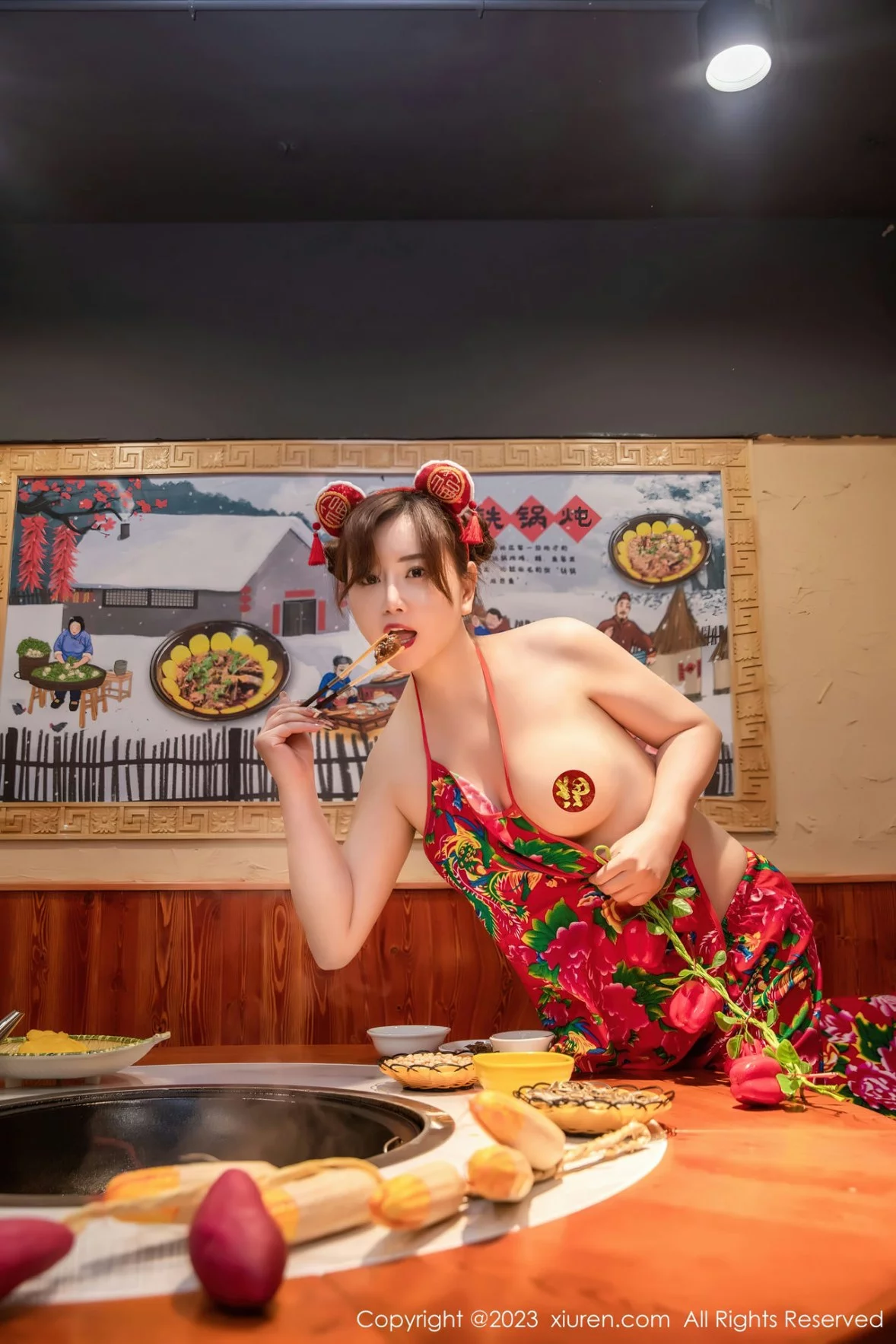 [[XiuRen秀人网]秀人网]No.6121_模特王婉悠Queen餐桌场景东北大花布布兜秀惹火身材诱惑写真51P