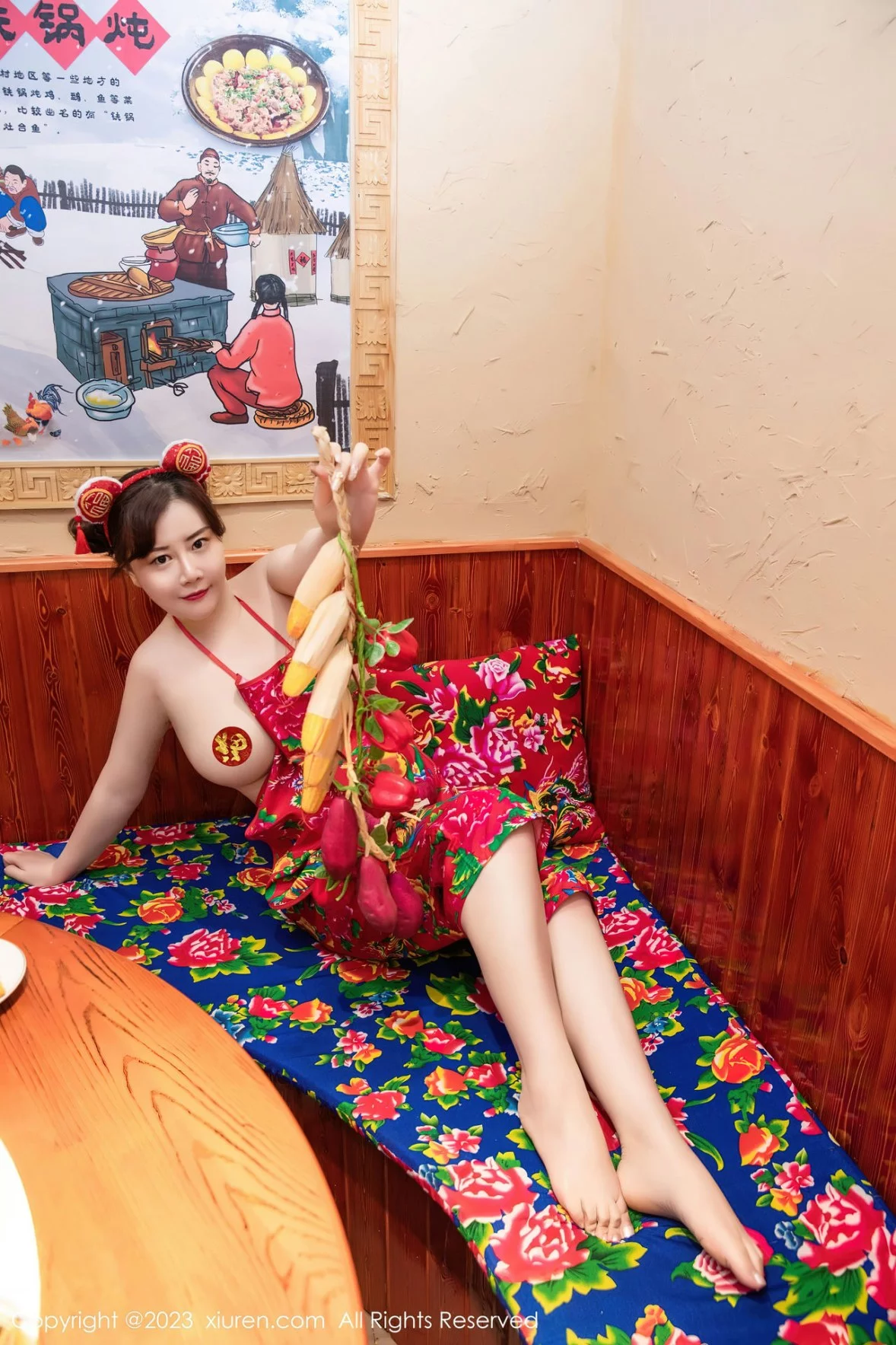 [[XiuRen秀人网]秀人网]No.6121_模特王婉悠Queen餐桌场景东北大花布布兜秀惹火身材诱惑写真51P