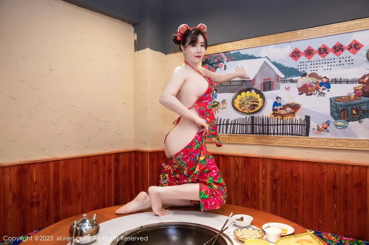 [[XiuRen秀人网]秀人网]No.6121_模特王婉悠Queen餐桌场景东北大花布布兜秀惹火身材诱惑写真51P