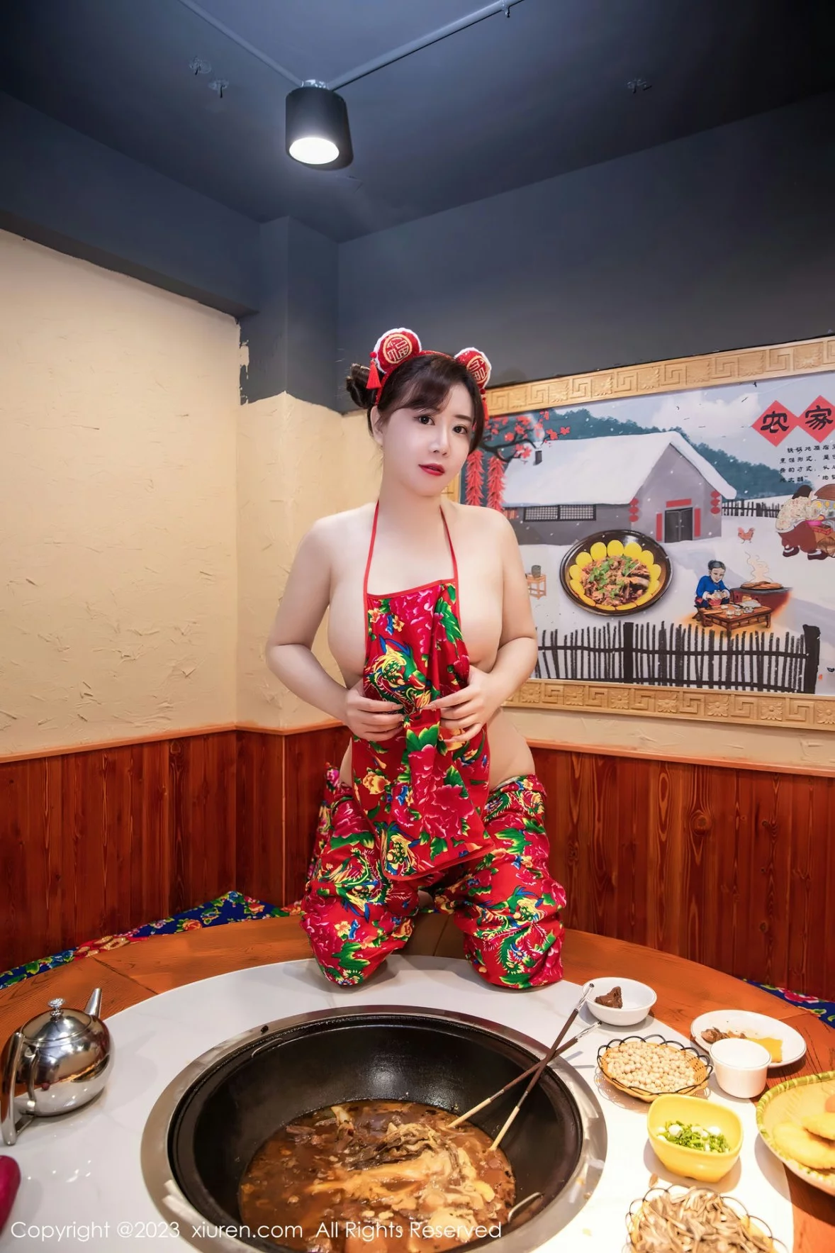 [[XiuRen秀人网]秀人网]No.6121_模特王婉悠Queen餐桌场景东北大花布布兜秀惹火身材诱惑写真51P