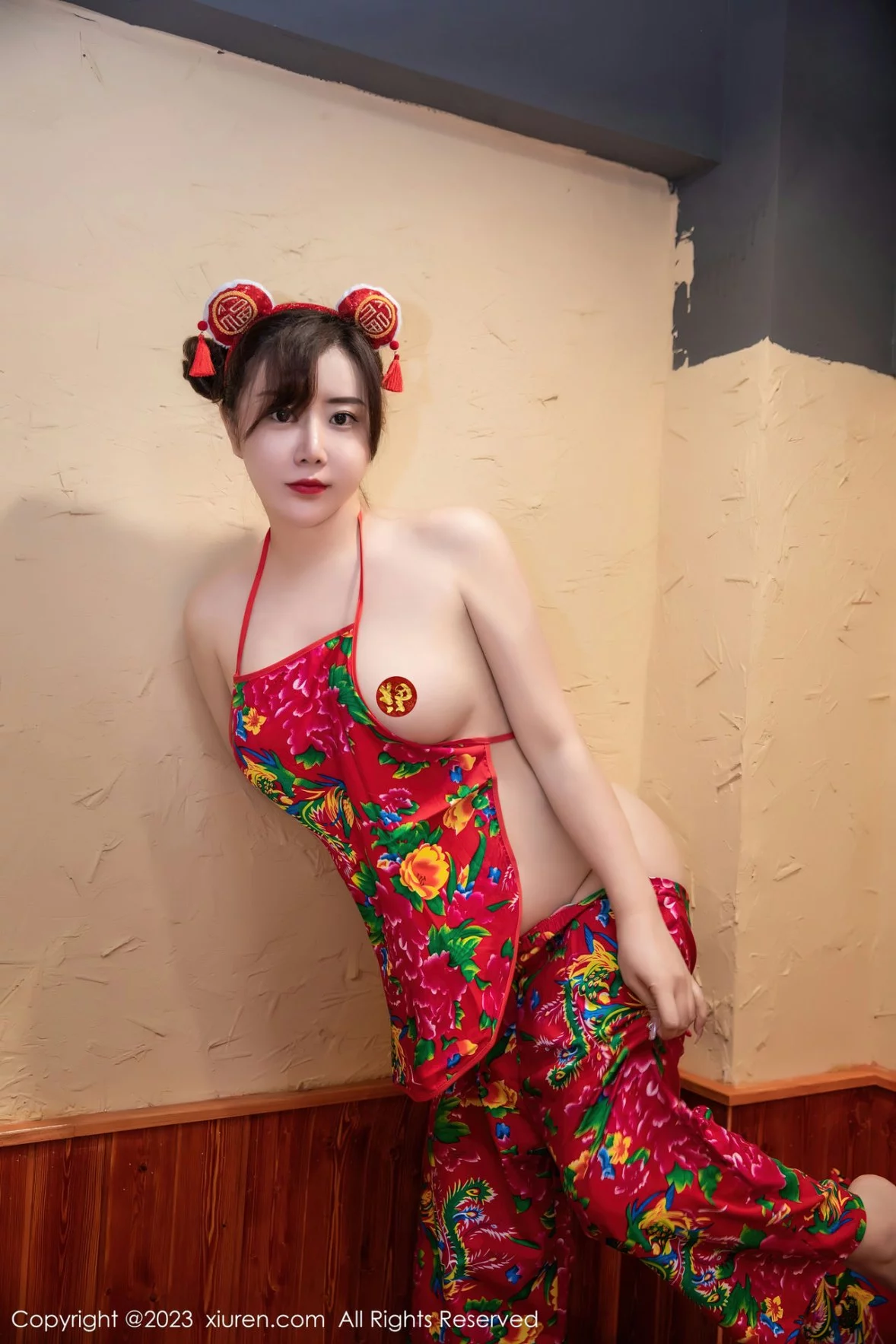 [[XiuRen秀人网]秀人网]No.6121_模特王婉悠Queen餐桌场景东北大花布布兜秀惹火身材诱惑写真51P