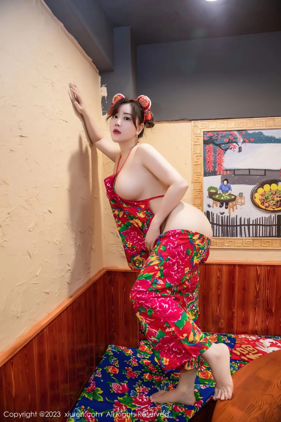 [[XiuRen秀人网]秀人网]No.6121_模特王婉悠Queen餐桌场景东北大花布布兜秀惹火身材诱惑写真51P