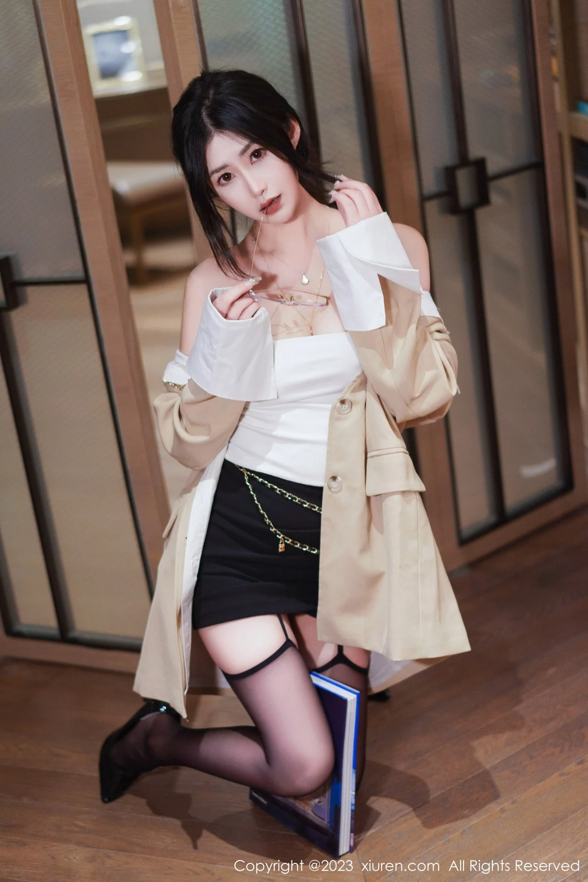 [[XiuRen秀人网]秀人网]No.6129_模特laura阿姣白色露肩上衣配黑短裙露黑丝吊袜秀美腿诱惑写真71P