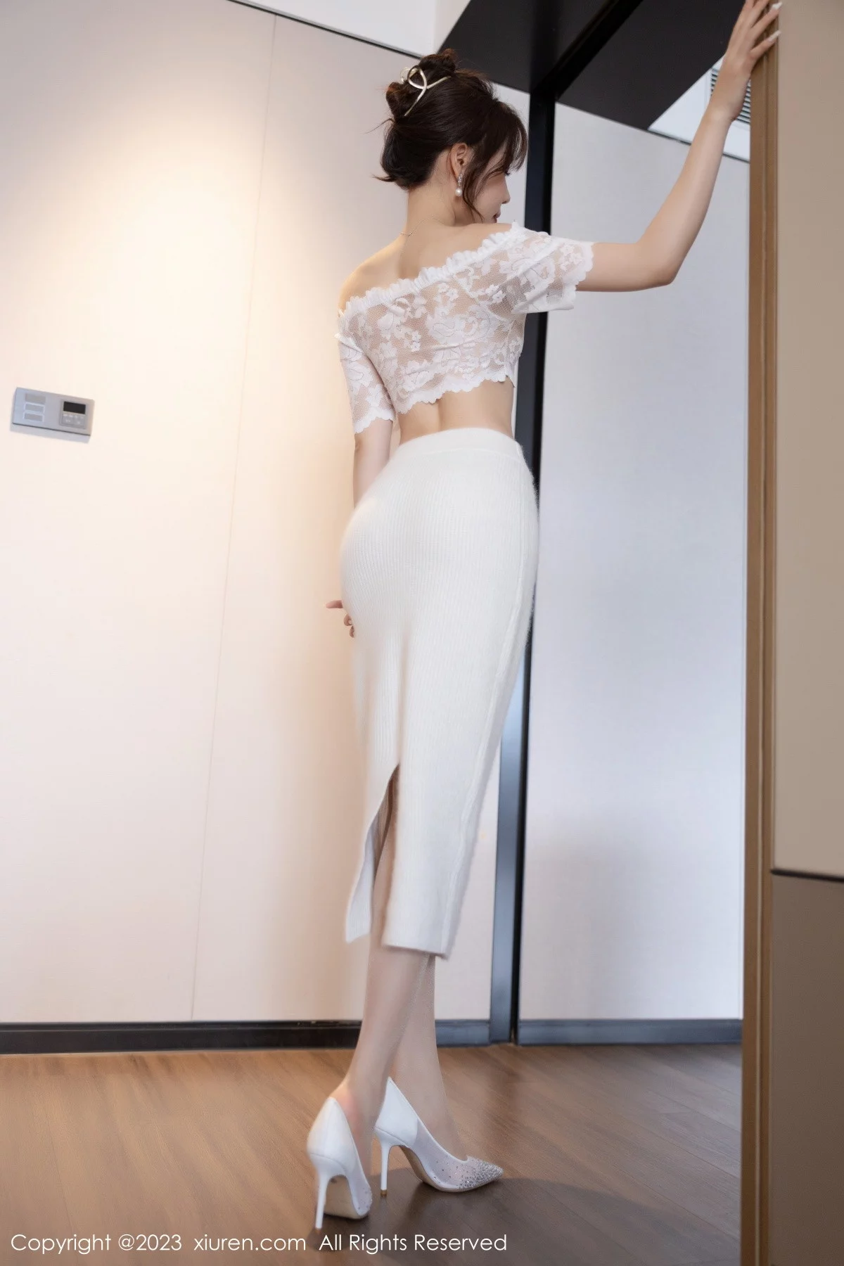 [[XiuRen秀人网]秀人网]No.6132_女神徐莉芝Booty脱露肩连衣长裙露性感白色蕾丝内衣诱惑写真83P