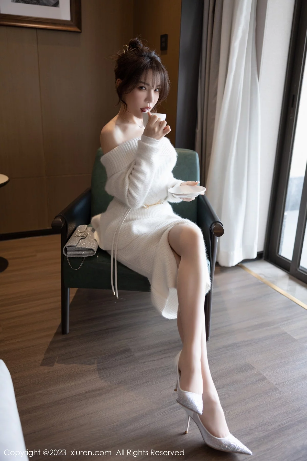 [[XiuRen秀人网]秀人网]No.6132_女神徐莉芝Booty脱露肩连衣长裙露性感白色蕾丝内衣诱惑写真83P