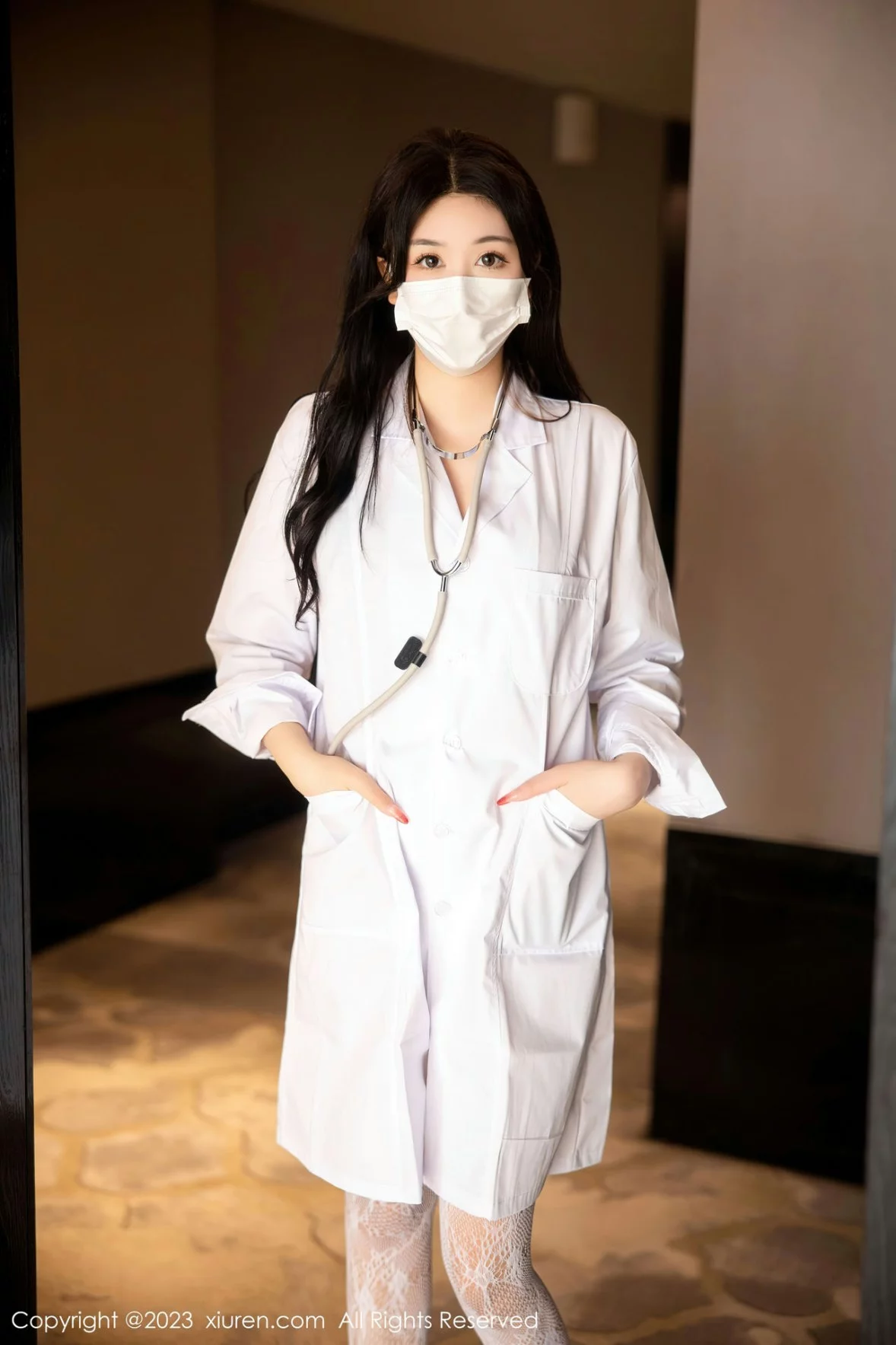 [[XiuRen秀人网]秀人网]No.6130_模特江真真护士服露红色蕾丝内衣配蕾丝袜秀曼妙身姿诱惑写真105P