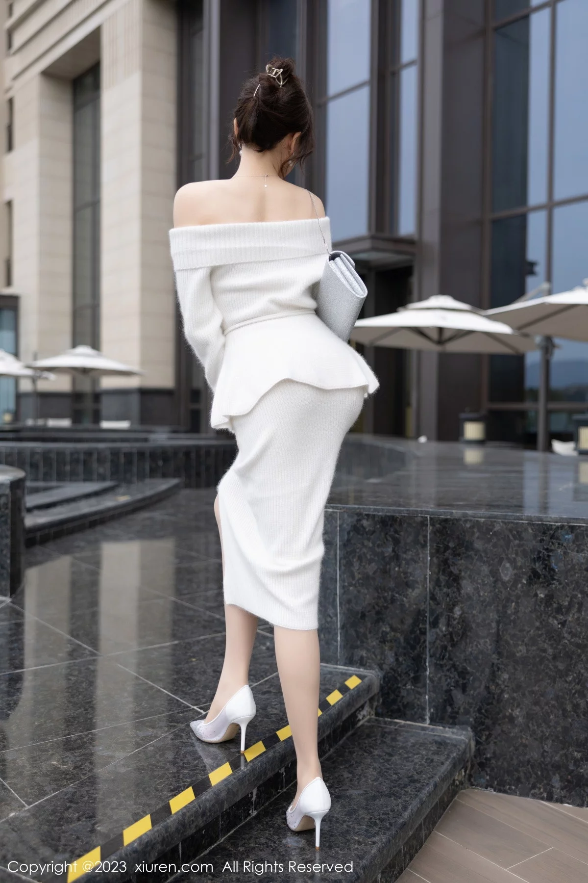 [[XiuRen秀人网]秀人网]No.6132_女神徐莉芝Booty脱露肩连衣长裙露性感白色蕾丝内衣诱惑写真83P