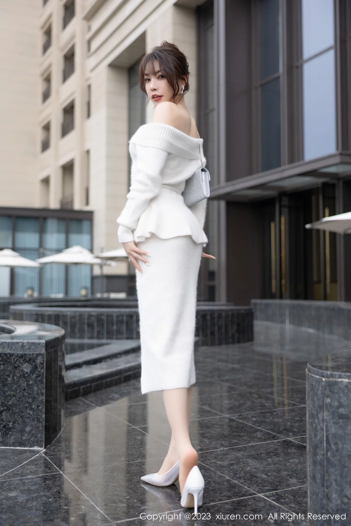 [[XiuRen秀人网]秀人网]No.6132_女神徐莉芝Booty脱露肩连衣长裙露性感白色蕾丝内衣诱惑写真83P