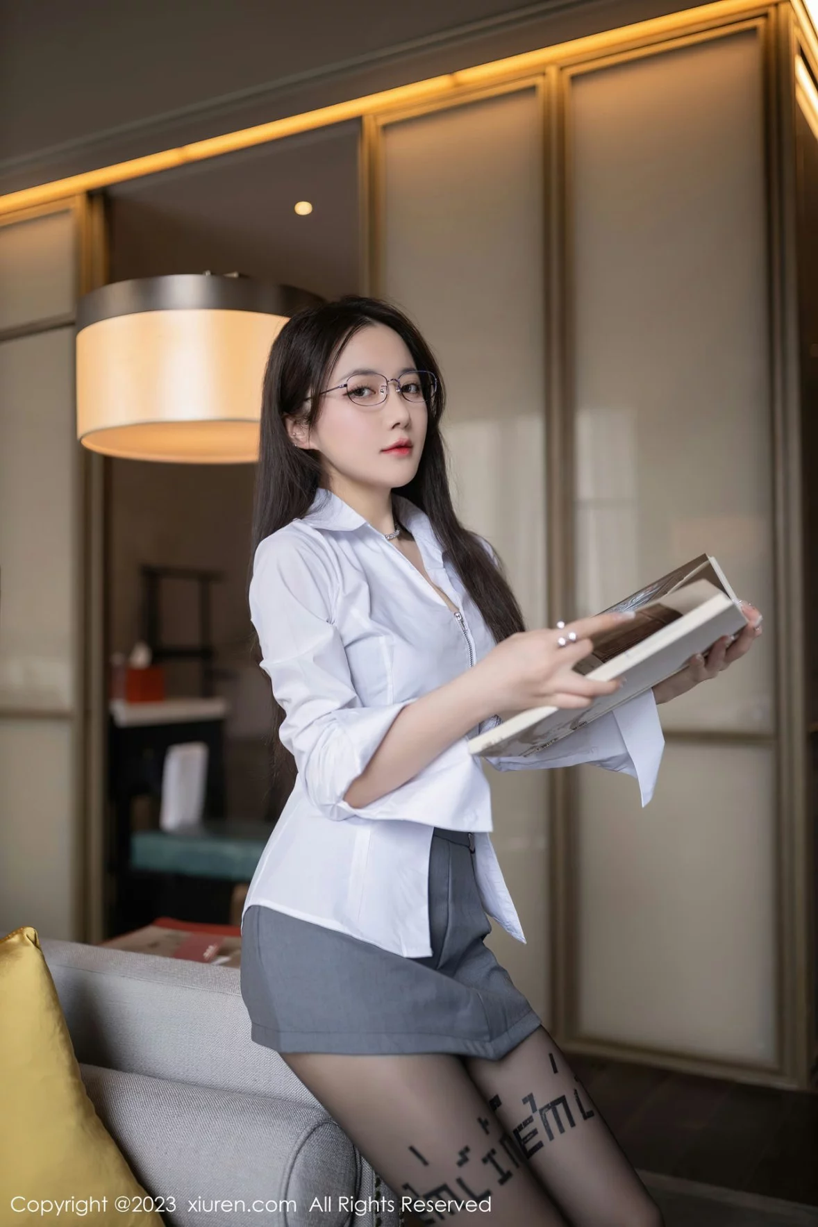 [[XiuRen秀人网]秀人网]No.6135_模特鱼子酱Fish性感白T配灰色短裙露蕾丝内衣超薄黑丝诱惑写真84P