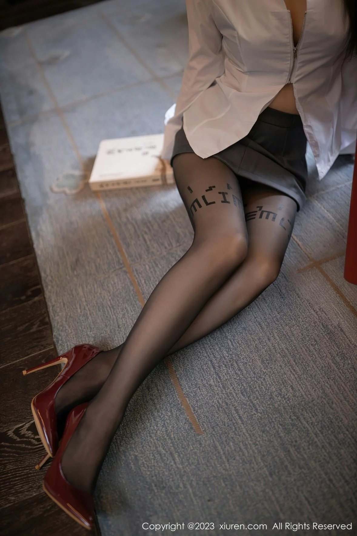 [[XiuRen秀人网]秀人网]No.6135_模特鱼子酱Fish性感白T配灰色短裙露蕾丝内衣超薄黑丝诱惑写真84P