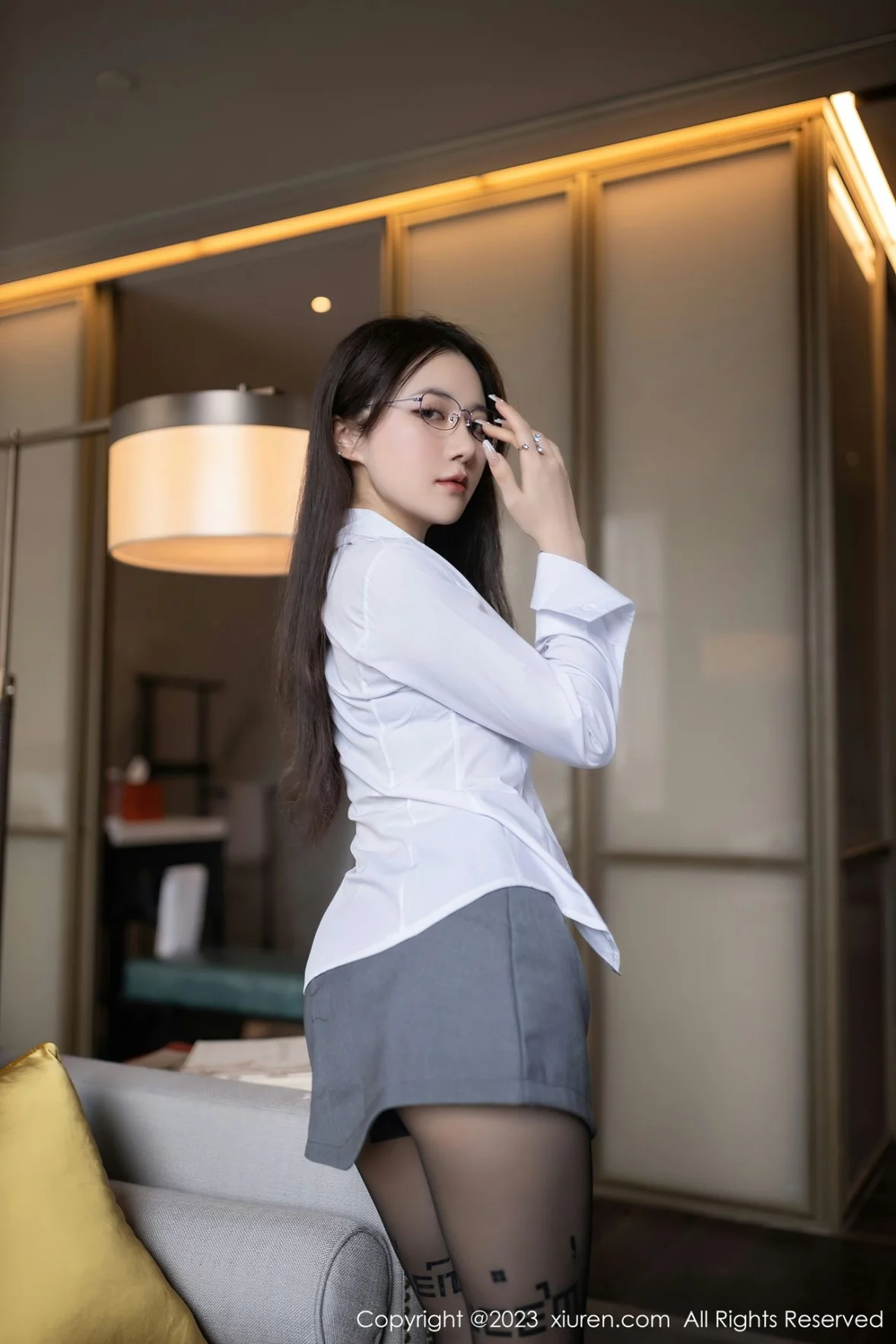 [[XiuRen秀人网]秀人网]No.6135_模特鱼子酱Fish性感白T配灰色短裙露蕾丝内衣超薄黑丝诱惑写真84P