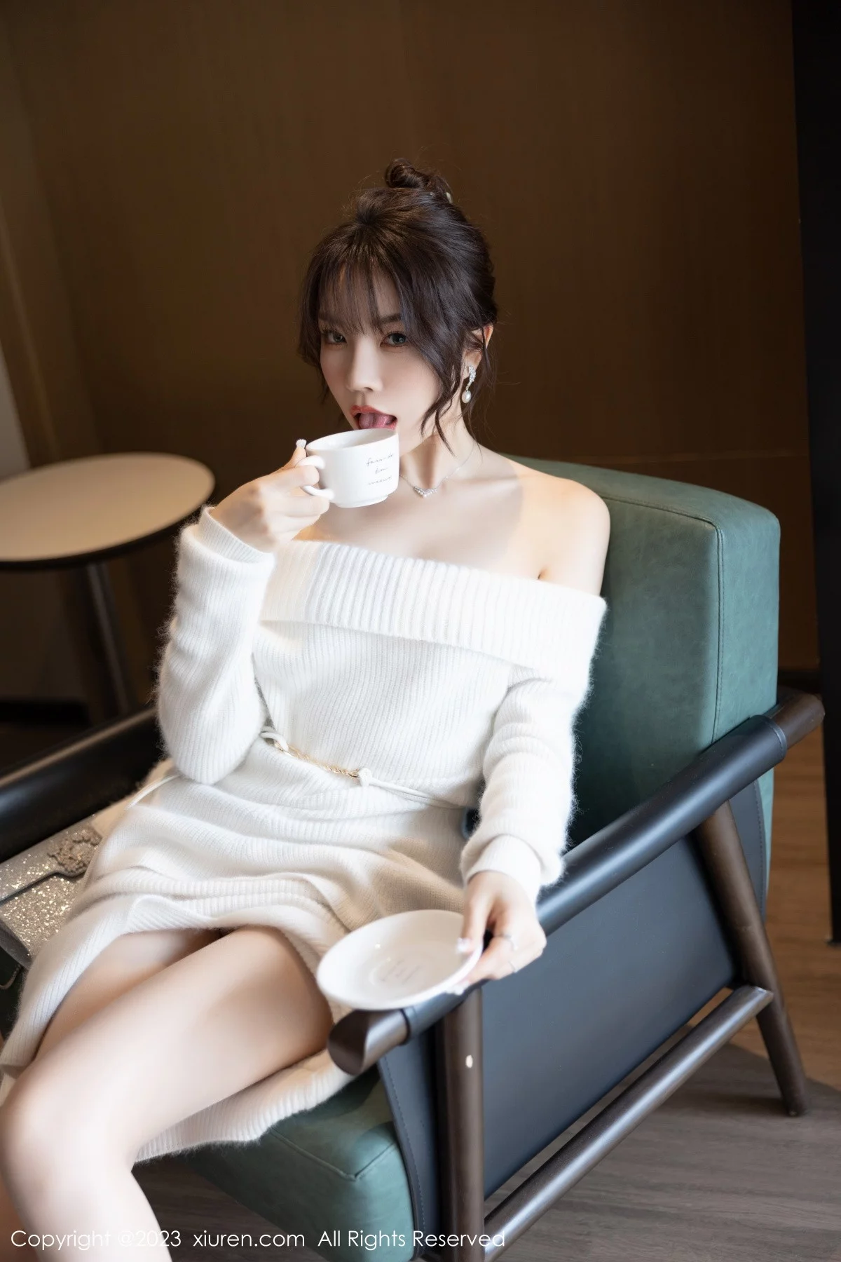 [[XiuRen秀人网]秀人网]No.6132_女神徐莉芝Booty脱露肩连衣长裙露性感白色蕾丝内衣诱惑写真83P