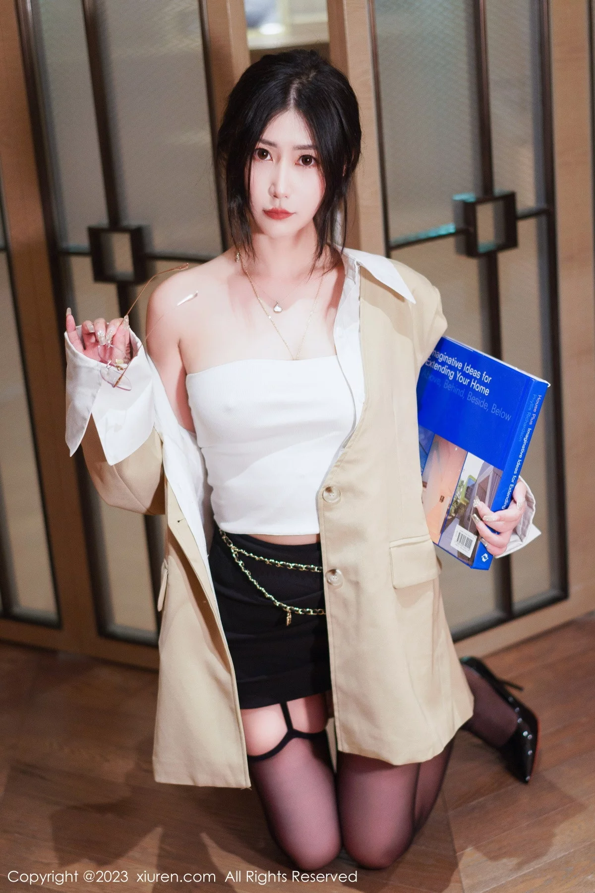 [[XiuRen秀人网]秀人网]No.6129_模特laura阿姣白色露肩上衣配黑短裙露黑丝吊袜秀美腿诱惑写真71P