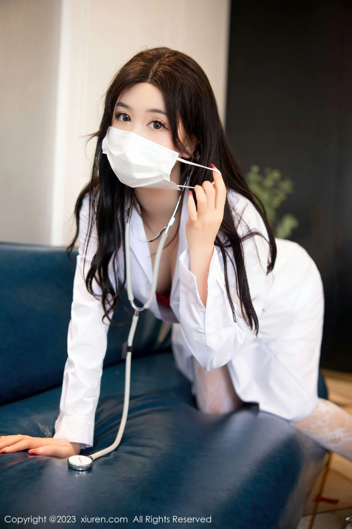 [[XiuRen秀人网]秀人网]No.6130_模特江真真护士服露红色蕾丝内衣配蕾丝袜秀曼妙身姿诱惑写真105P