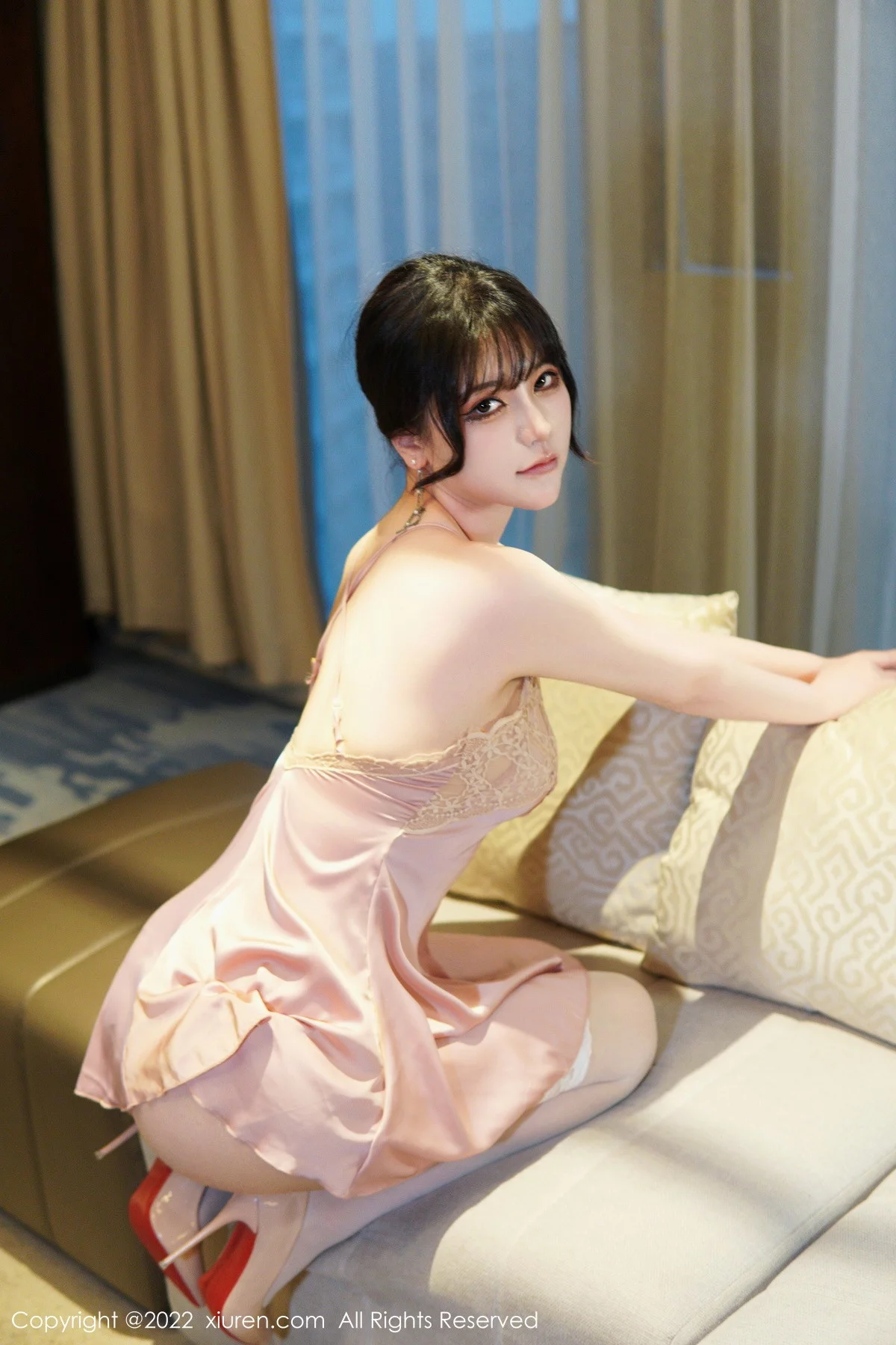[[XiuRen秀人网]秀人网]No.6022_新人模特桃桃子性感粉色睡裙配白丝袜秀曼妙身姿迷人诱惑写真72P