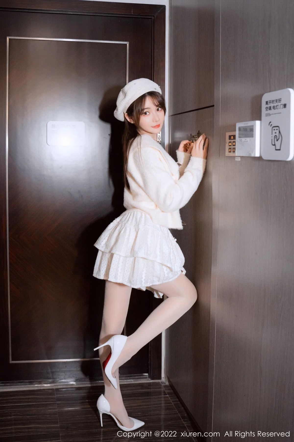 [[XiuRen秀人网]秀人网]No.6025_模特婠婠么性感白色毛线上衣配白短裙秀曼妙身姿完美诱惑写真68P