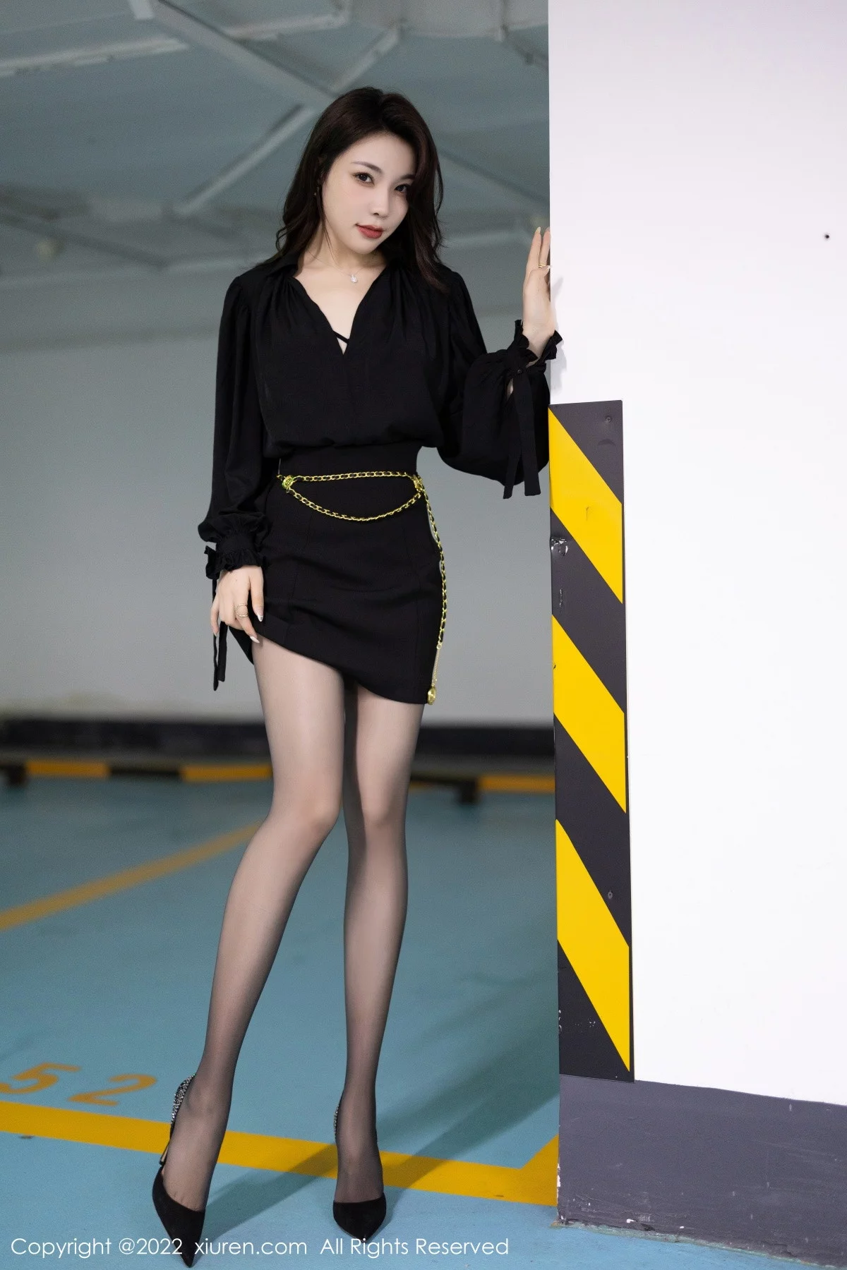 [[XiuRen秀人网]秀人网]No.6033_女神徐莉芝Booty私房半脱露黑色情趣内衣配无内黑丝诱惑写真83P