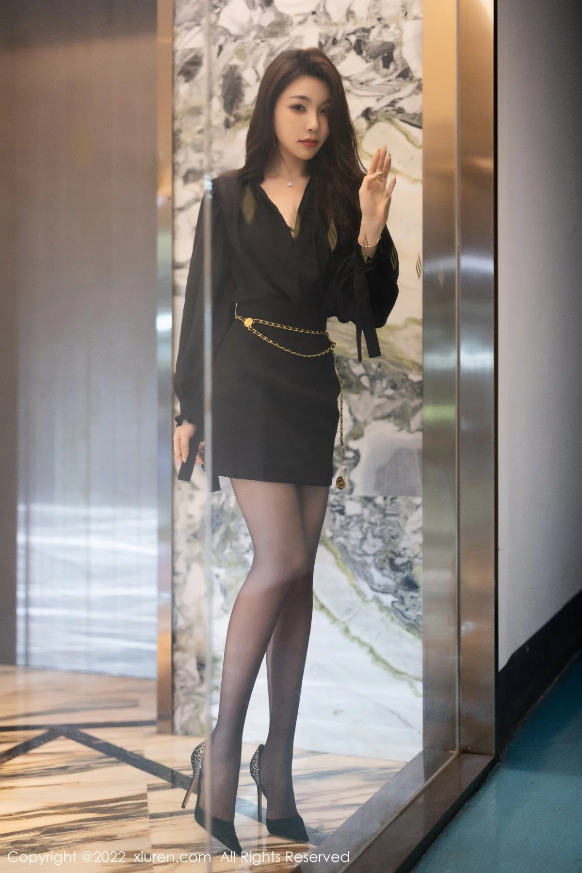 [[XiuRen秀人网]秀人网]No.6033_女神徐莉芝Booty私房半脱露黑色情趣内衣配无内黑丝诱惑写真83P