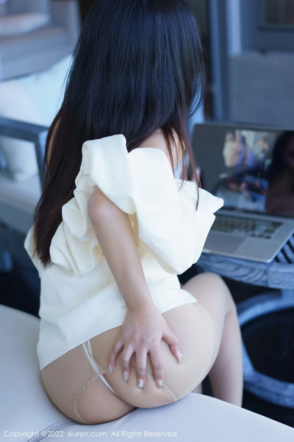 [[XiuRen秀人网]秀人网]No.6032_模特Laura阿姣性感白色露肩连衣短裙秀曼妙身姿甜美迷人写真92P