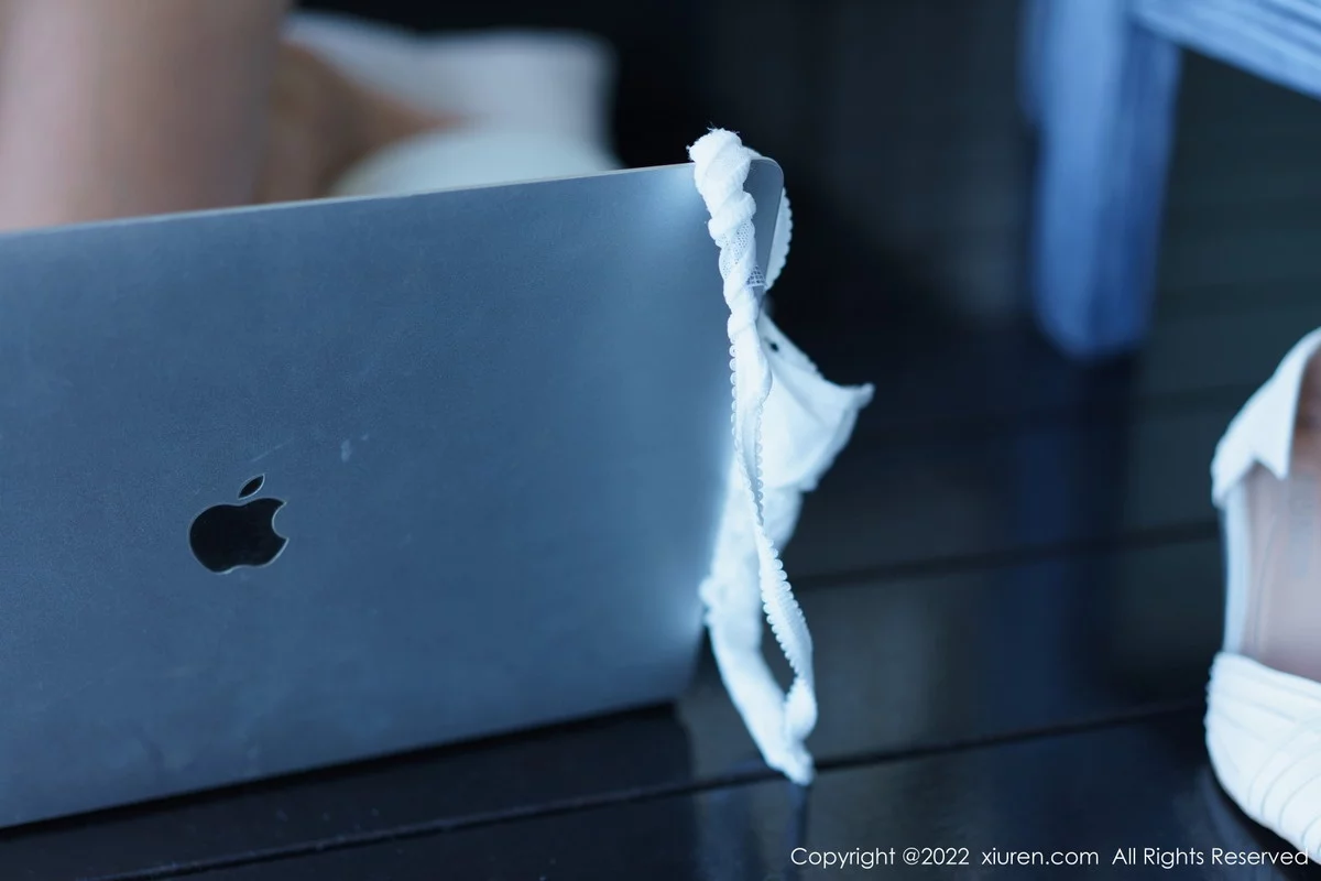 [[XiuRen秀人网]秀人网]No.6032_模特Laura阿姣性感白色露肩连衣短裙秀曼妙身姿甜美迷人写真92P