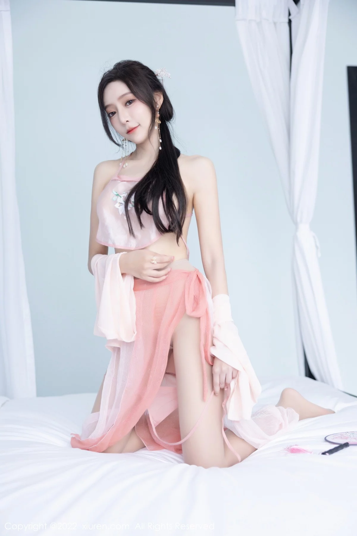 [[XiuRen秀人网]秀人网]No.6040_女神王馨瑶yanni私房粉色肚兜配超薄肉丝秀惹火身材诱惑写真81P