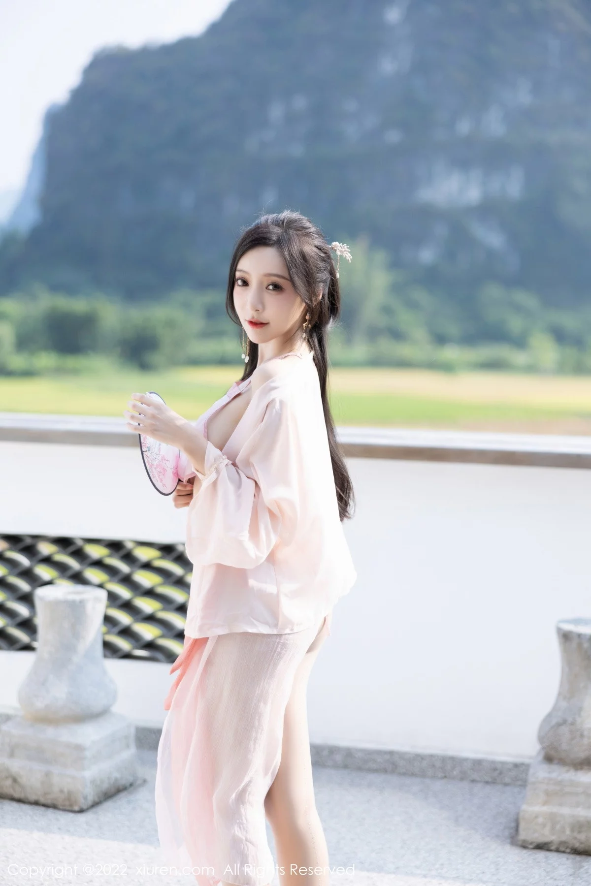 [[XiuRen秀人网]秀人网]No.6040_女神王馨瑶yanni私房粉色肚兜配超薄肉丝秀惹火身材诱惑写真81P