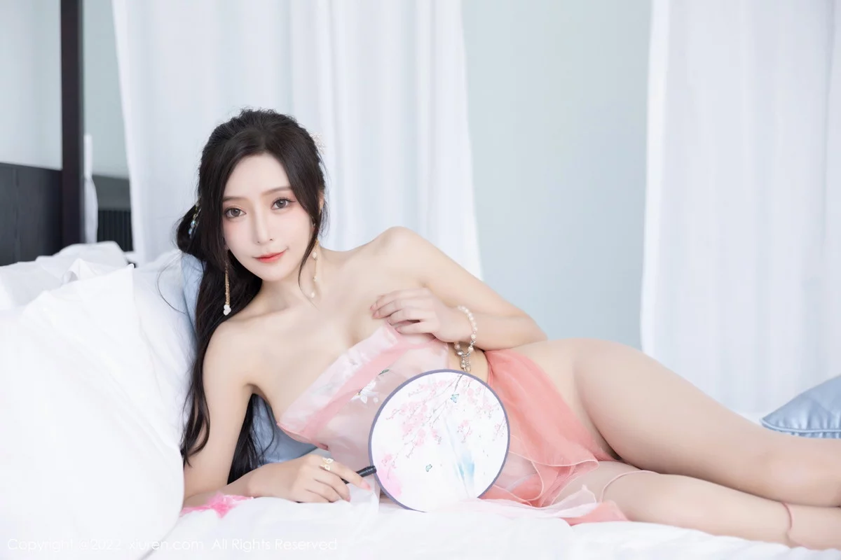 [[XiuRen秀人网]秀人网]No.6040_女神王馨瑶yanni私房粉色肚兜配超薄肉丝秀惹火身材诱惑写真81P