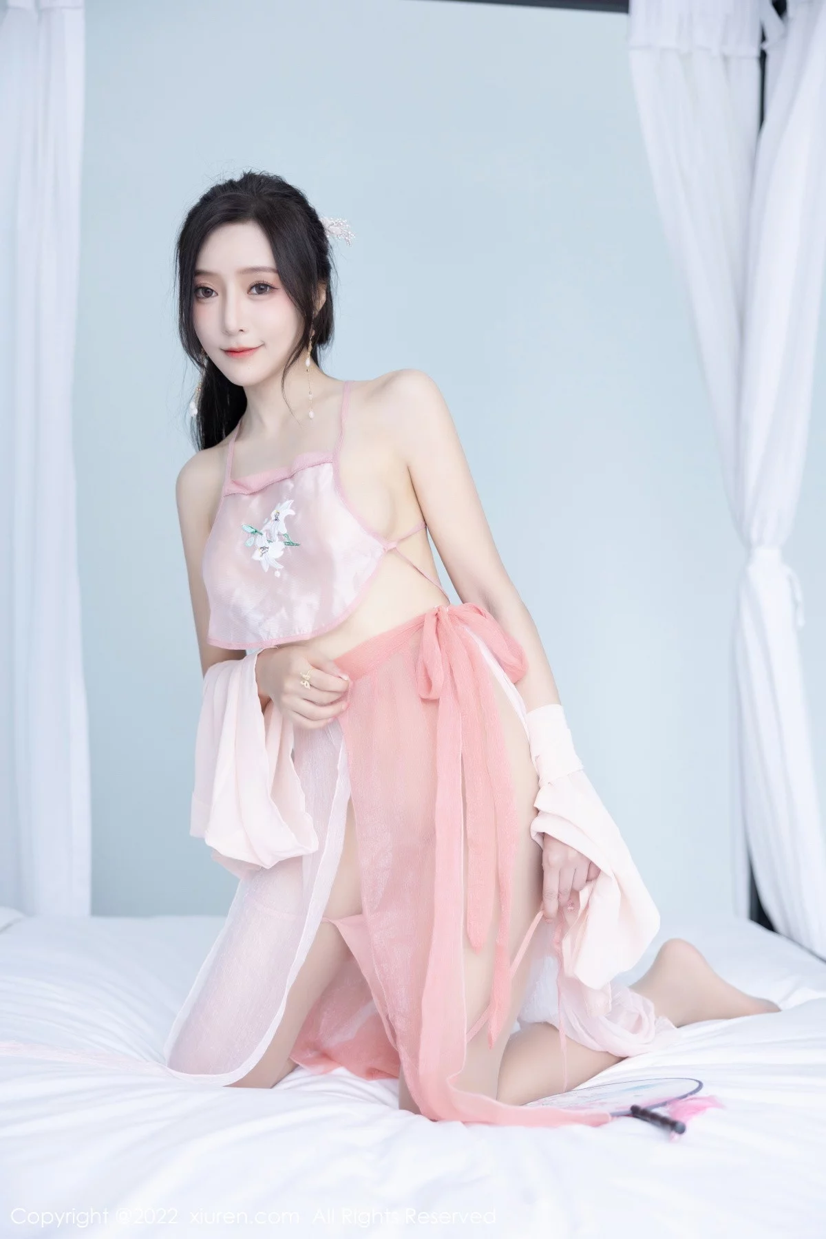 [[XiuRen秀人网]秀人网]No.6040_女神王馨瑶yanni私房粉色肚兜配超薄肉丝秀惹火身材诱惑写真81P