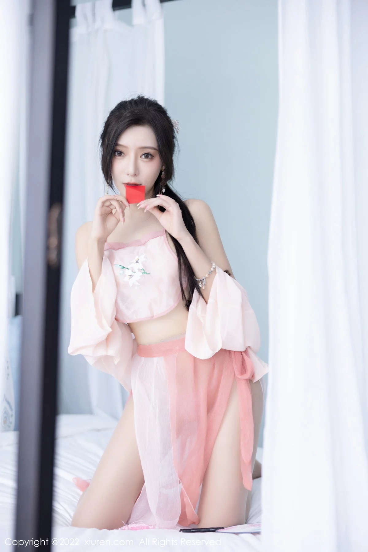 [[XiuRen秀人网]秀人网]No.6040_女神王馨瑶yanni私房粉色肚兜配超薄肉丝秀惹火身材诱惑写真81P