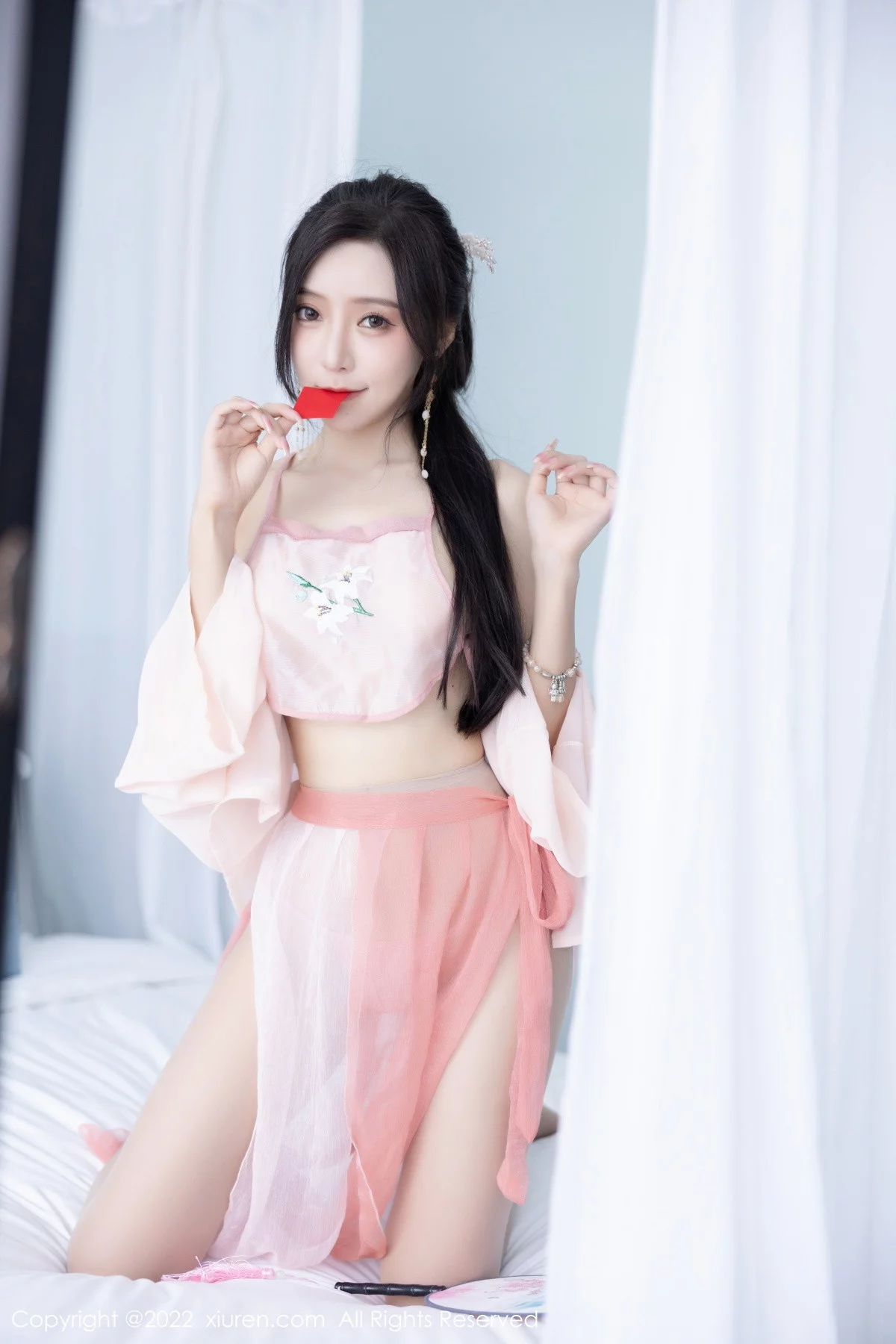 [[XiuRen秀人网]秀人网]No.6040_女神王馨瑶yanni私房粉色肚兜配超薄肉丝秀惹火身材诱惑写真81P