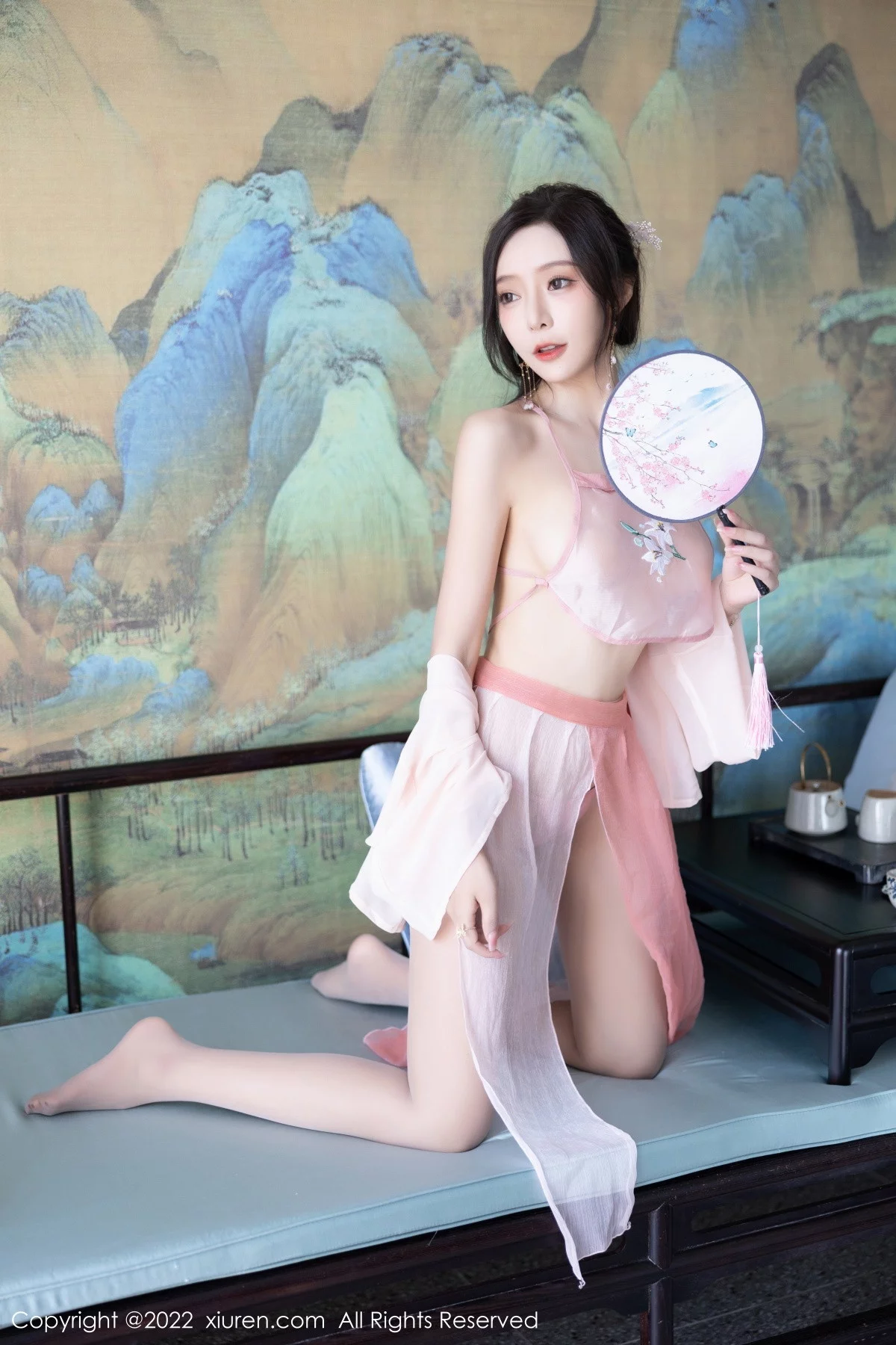 [[XiuRen秀人网]秀人网]No.6040_女神王馨瑶yanni私房粉色肚兜配超薄肉丝秀惹火身材诱惑写真81P